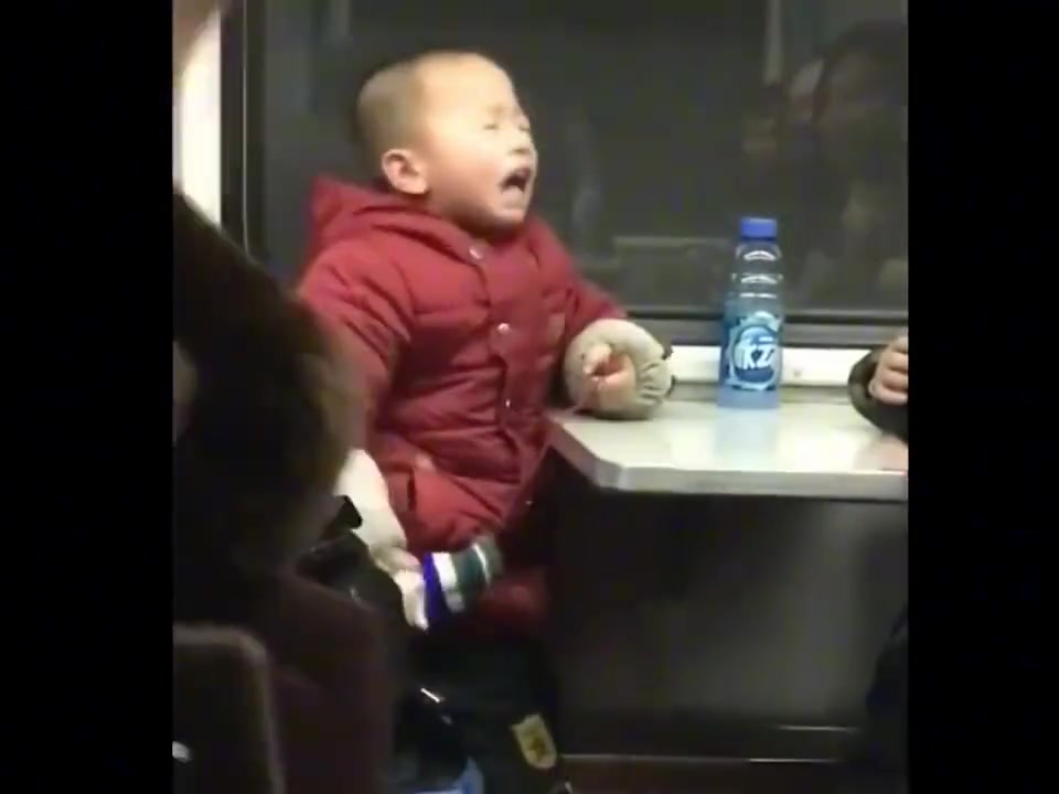 火车上遇到这样闹腾的小孩咋办呢？