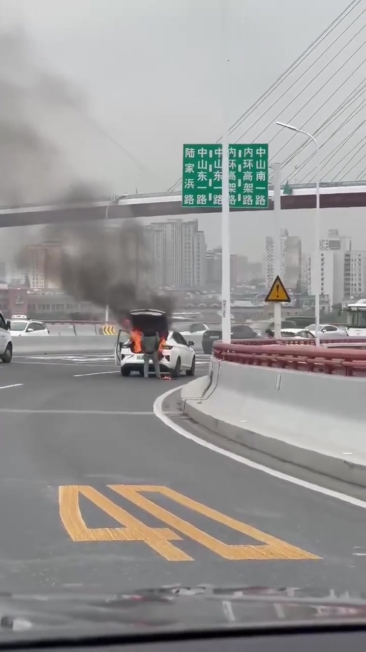 哥们离远点吧，你那小水枪能顶啥