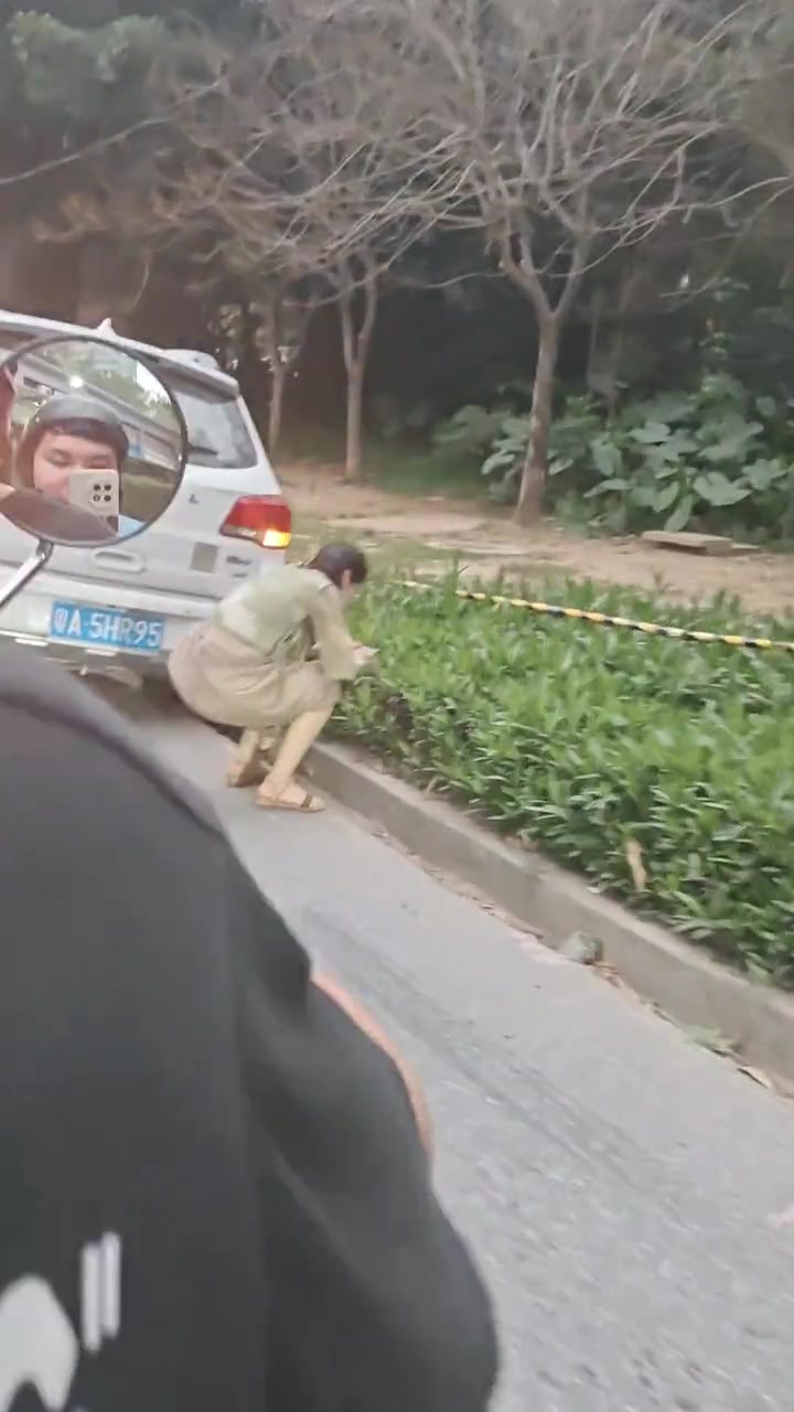 美女这里不让停车啊