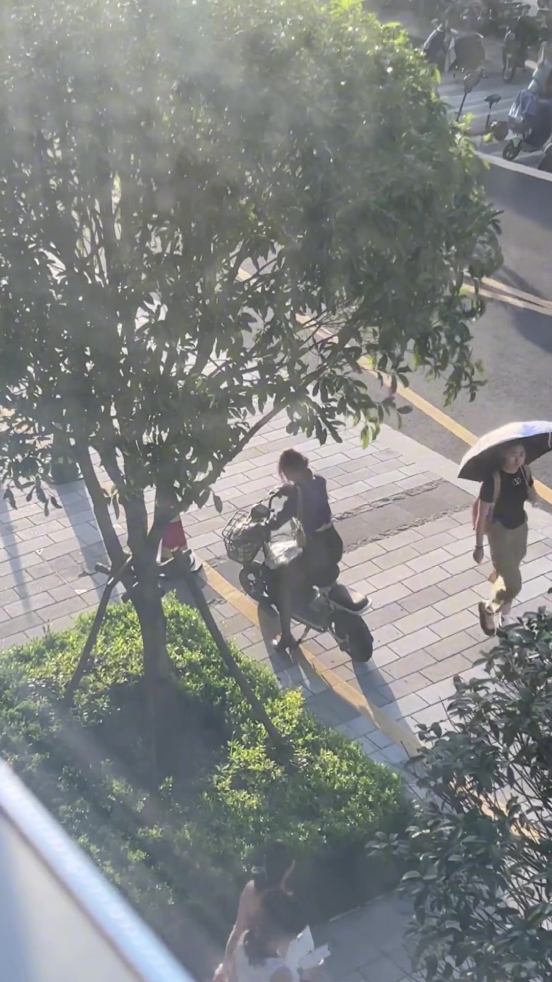 小姐姐一屁股往下坐，是被烫到飞起了嘛？！