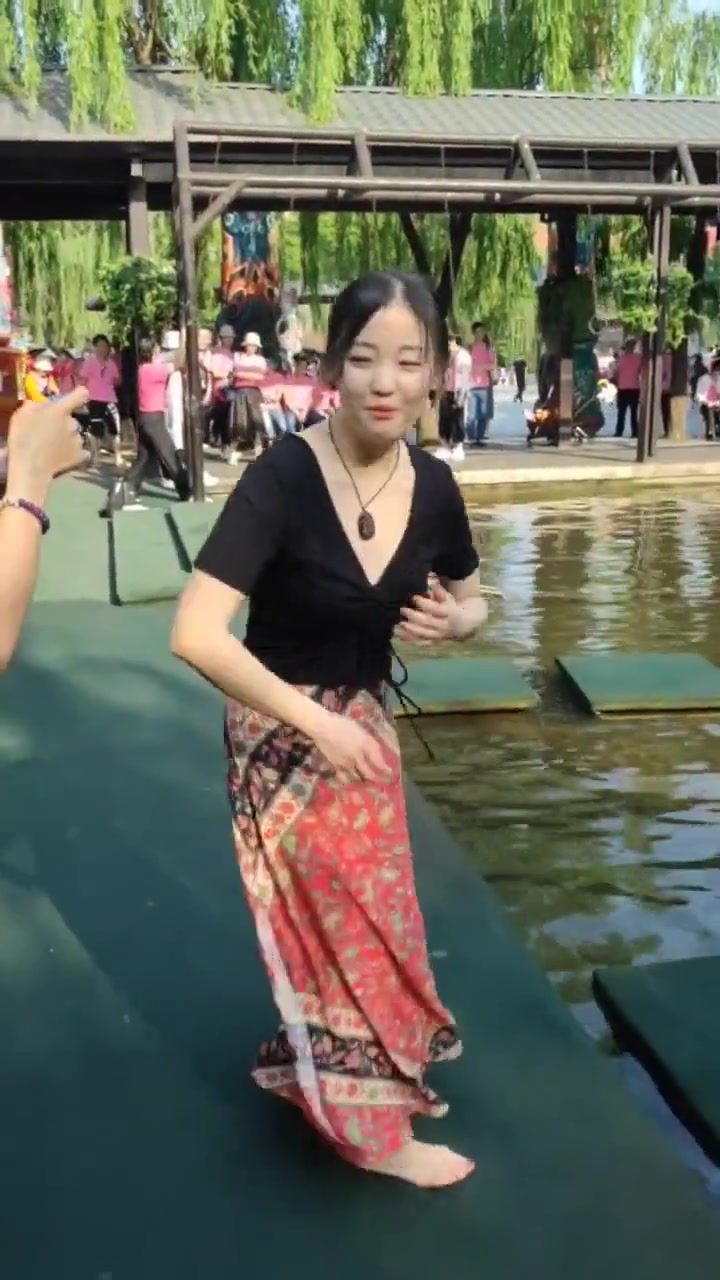 小姐姐本来不想的，被人怂恿几句 真去了！
