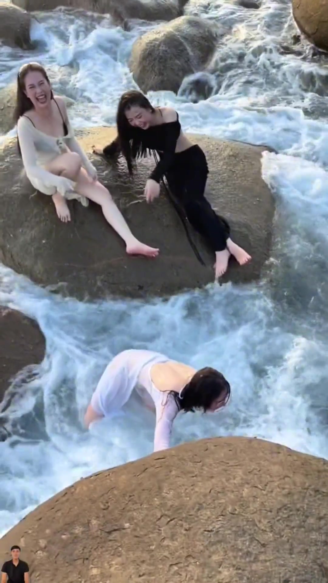 被大海教训得没脸见人，2个闺蜜在旁边嘲笑
