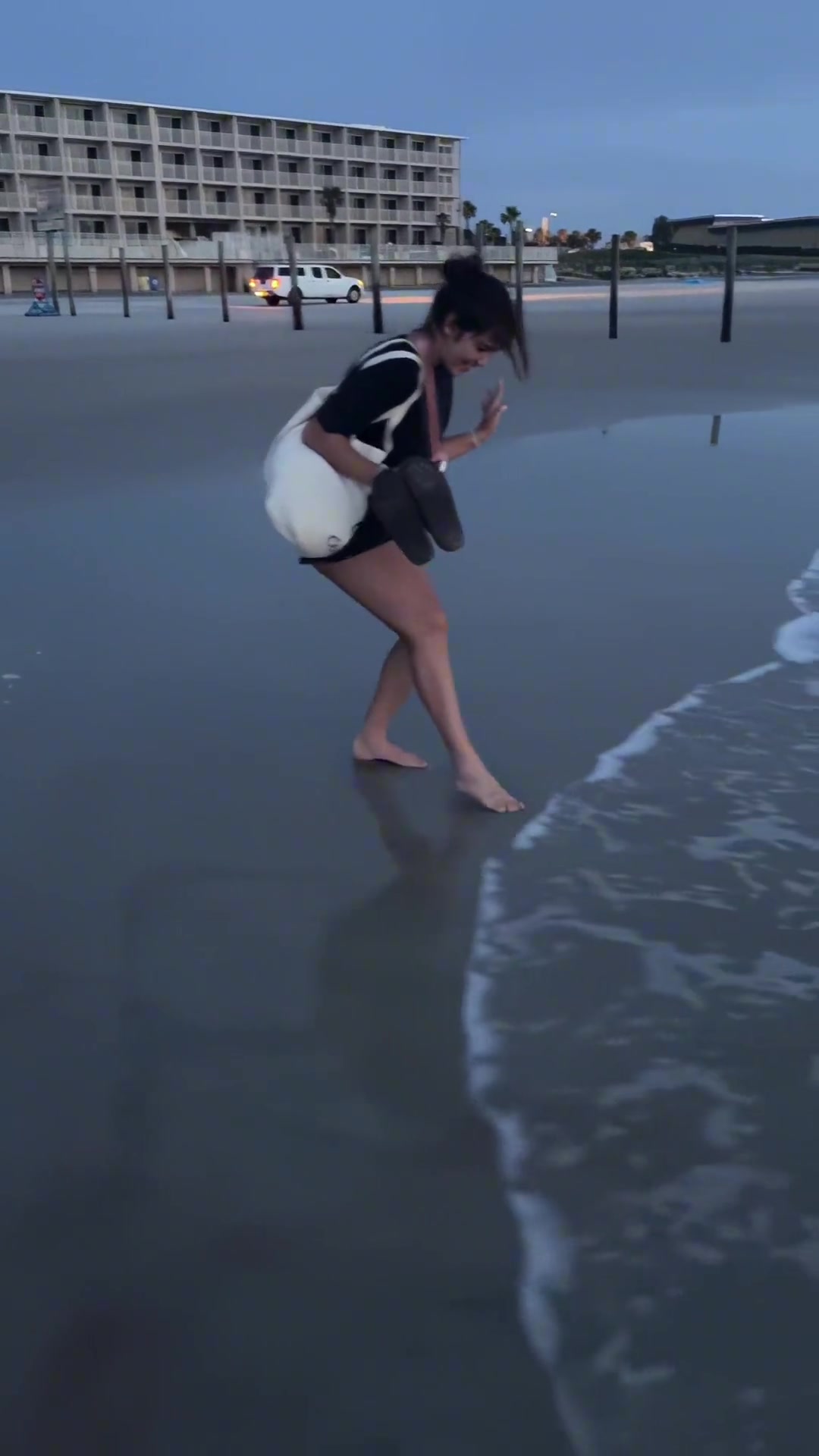 国外的小姐姐人生第1次看海，有点胆怯啊！