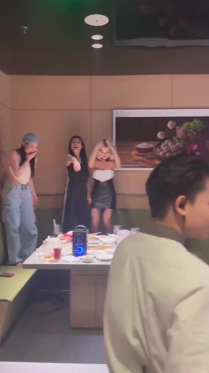 小哥这是要以一敌三呀