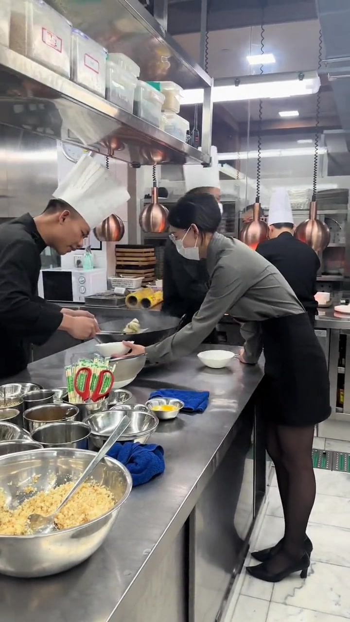 老妹这样走进后厨，会不会影响他们工作啊