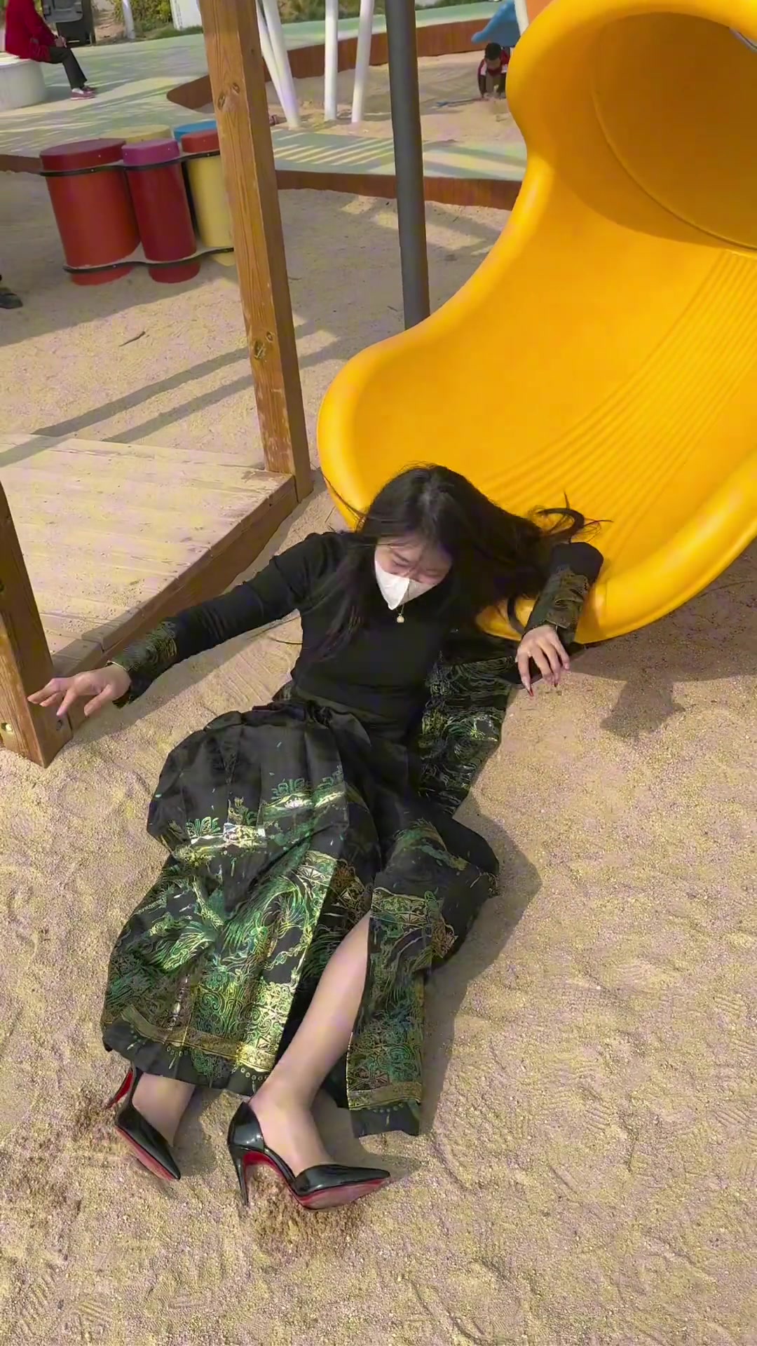 穿着高跟鞋玩滑滑梯，想啥呢？？