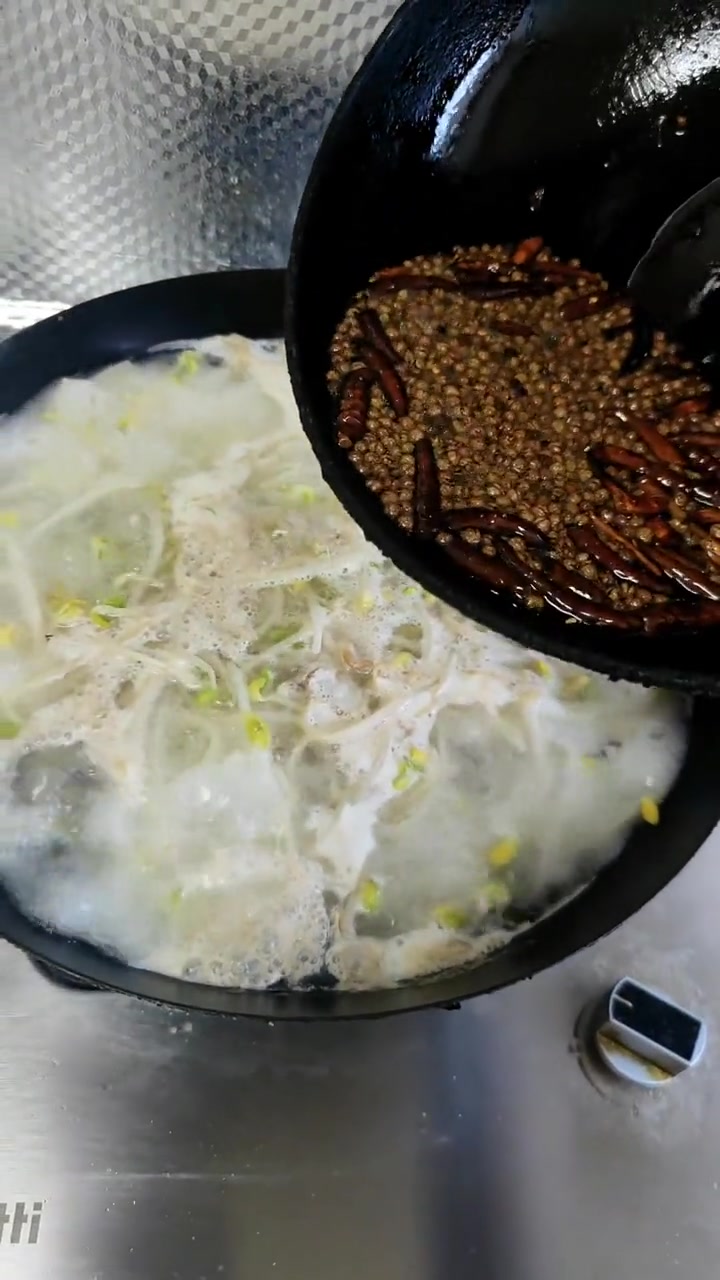 小伙做水煮鱼。鱼呢？