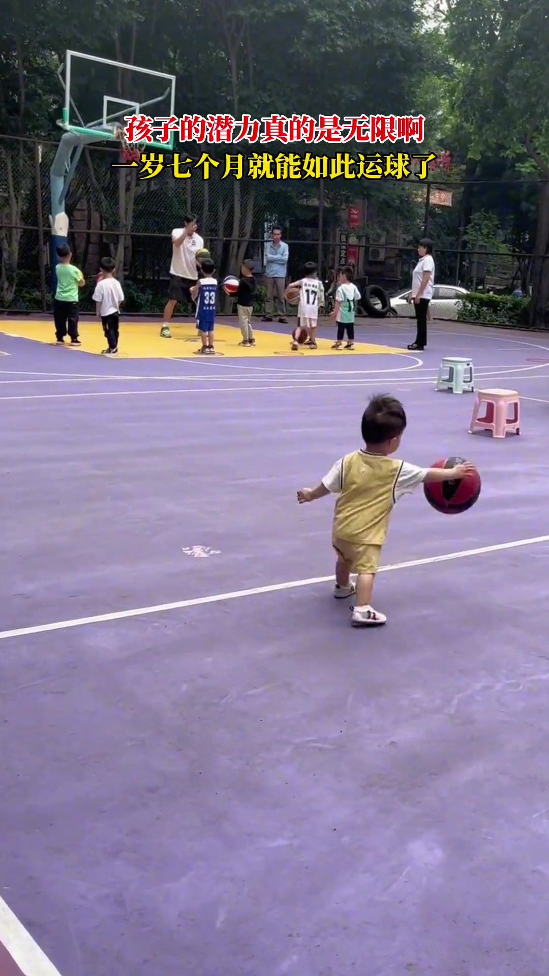 孩子的潜力真的是无限大，这么小就能如此运球