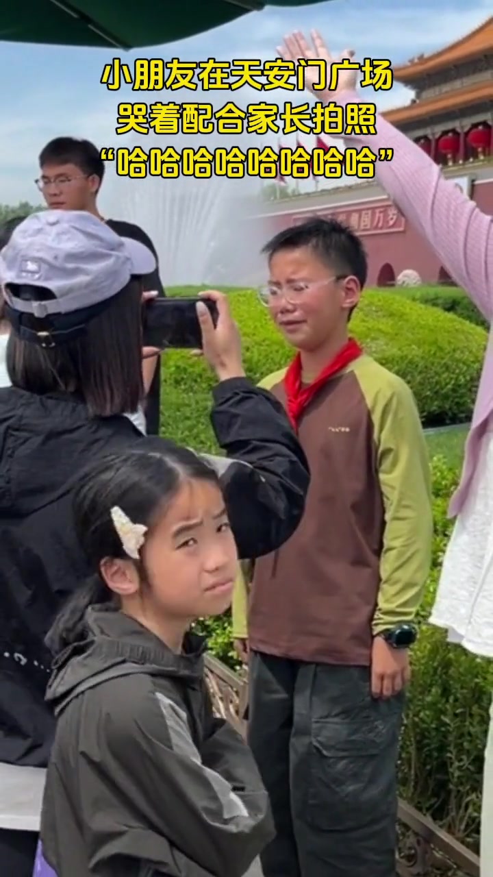 不爱拍照的小朋友，哭着配合家长拍照