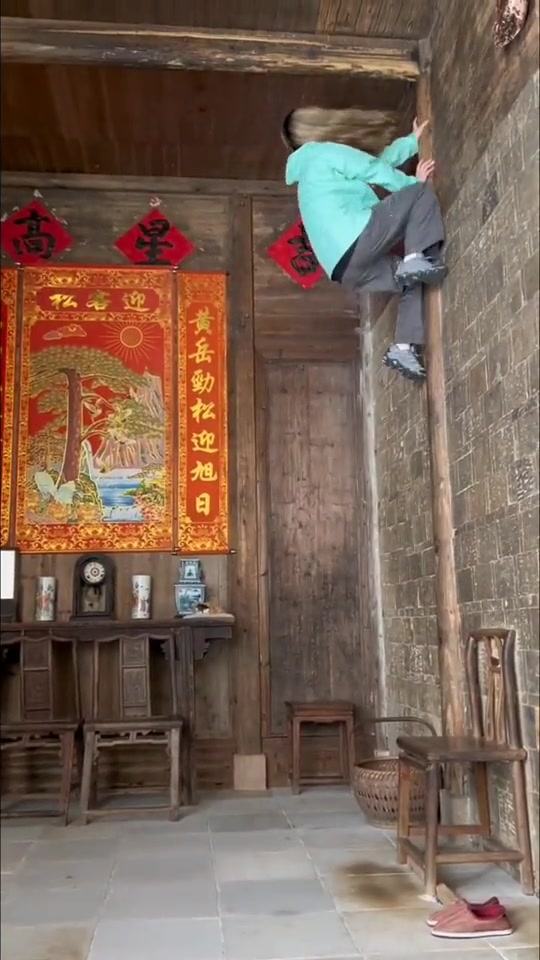 她需要一个假发或者剪成短发