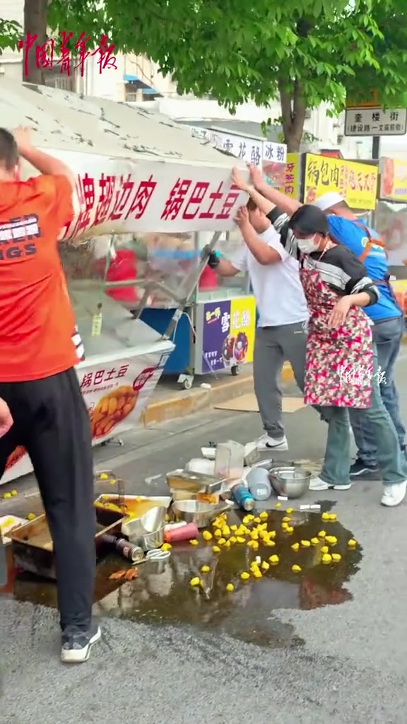 这一幕的烟火味、人情味暖到心里。