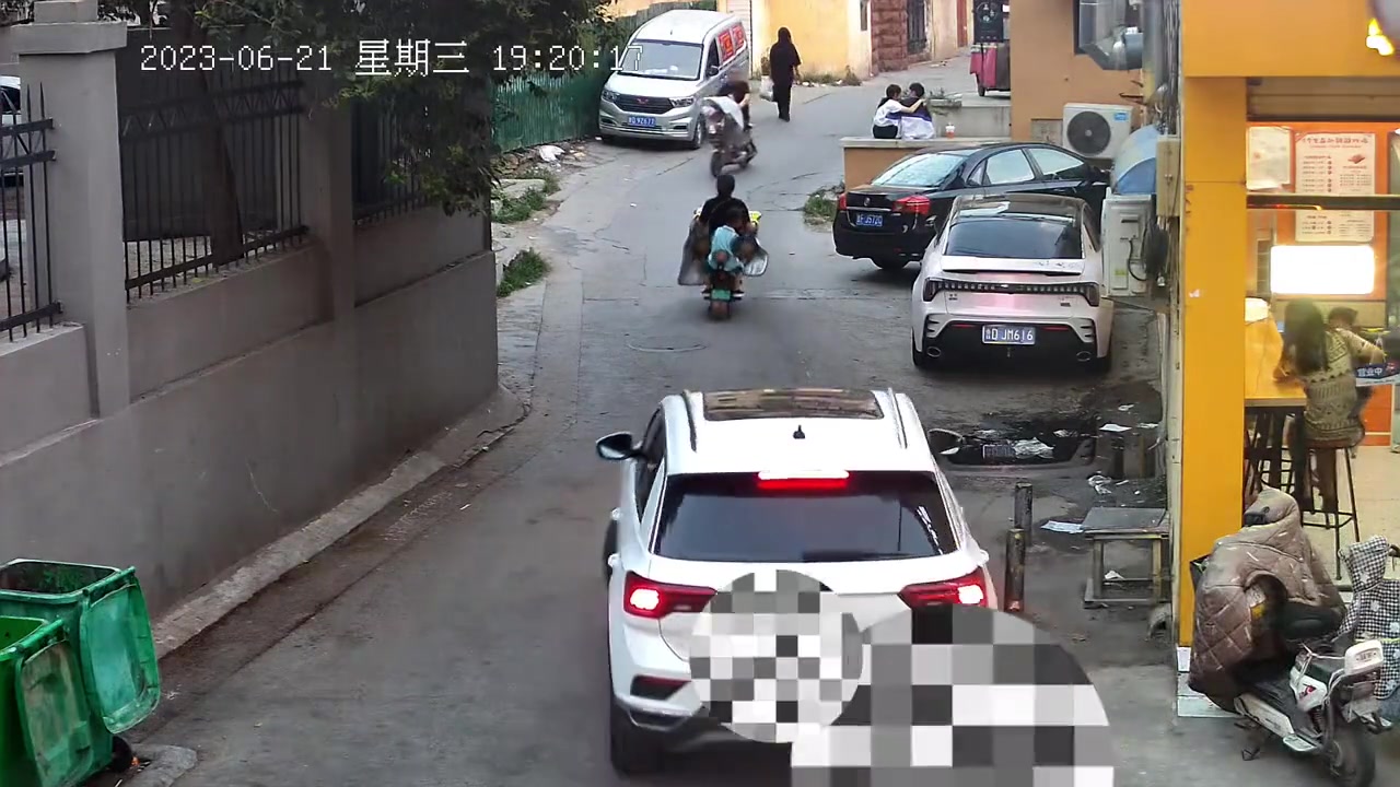 这么窄的地方在停车更加不好过了，难怪弄桩子