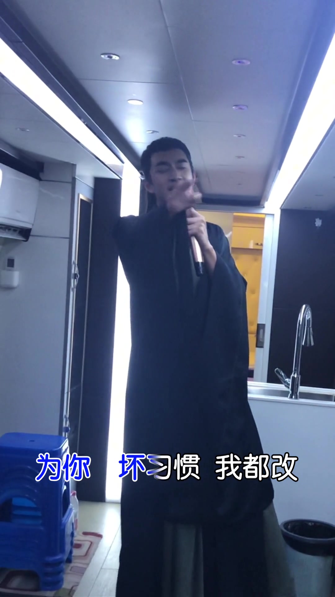 哥，乍一看还以为你钻出屏幕了
