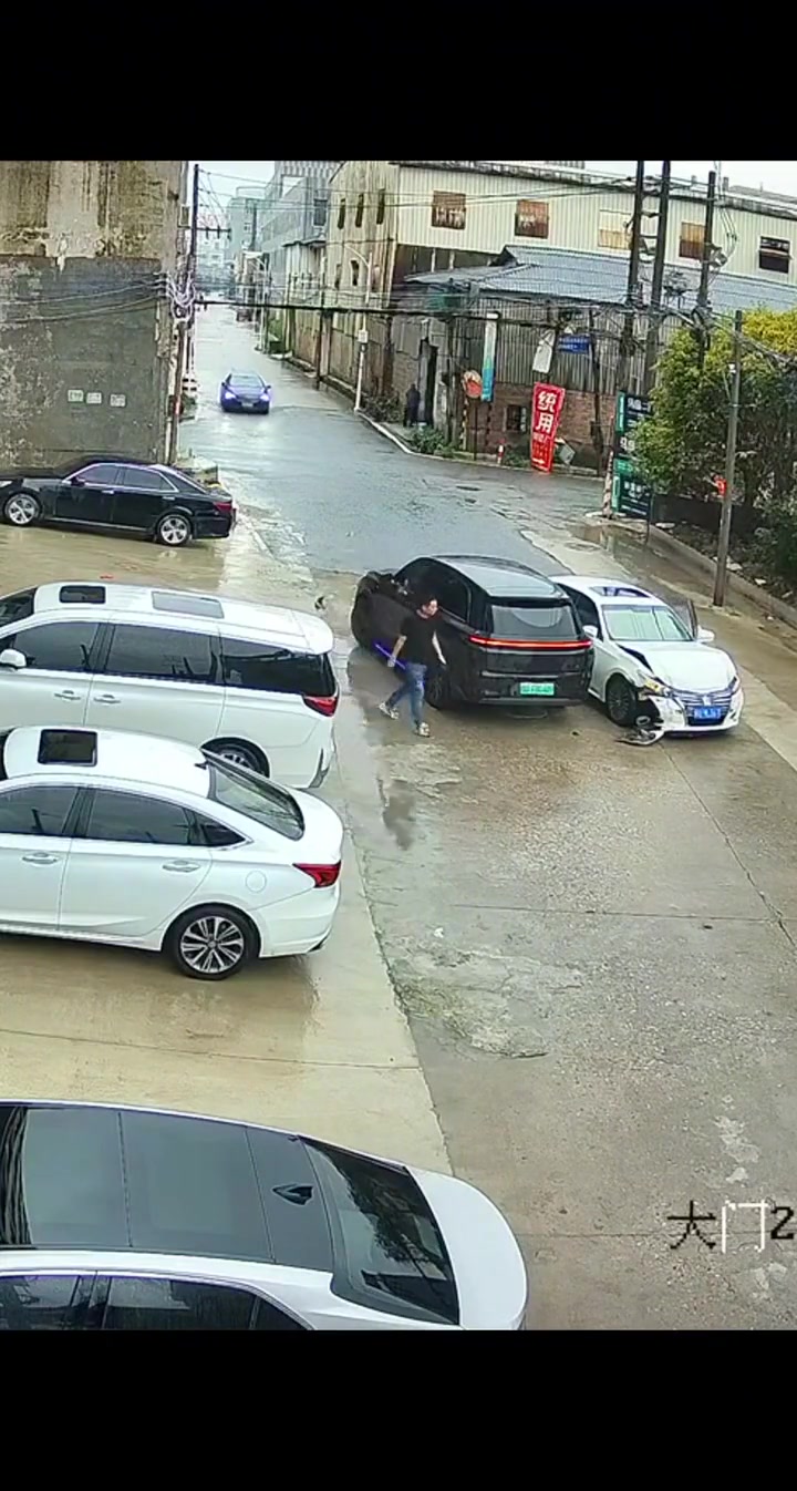 气汹汹的下车，难怪不是他的责任吗?