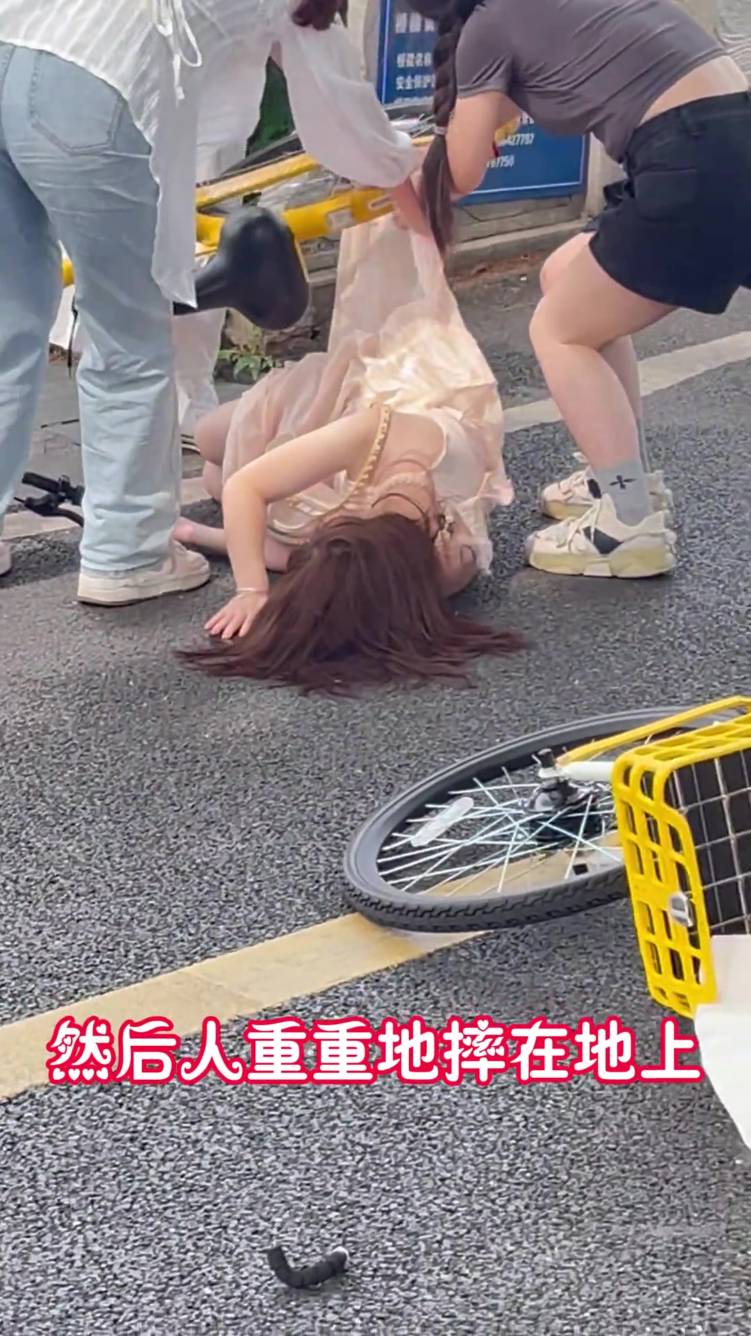 小姐姐骑车 裙子绞进去了，太危险了！