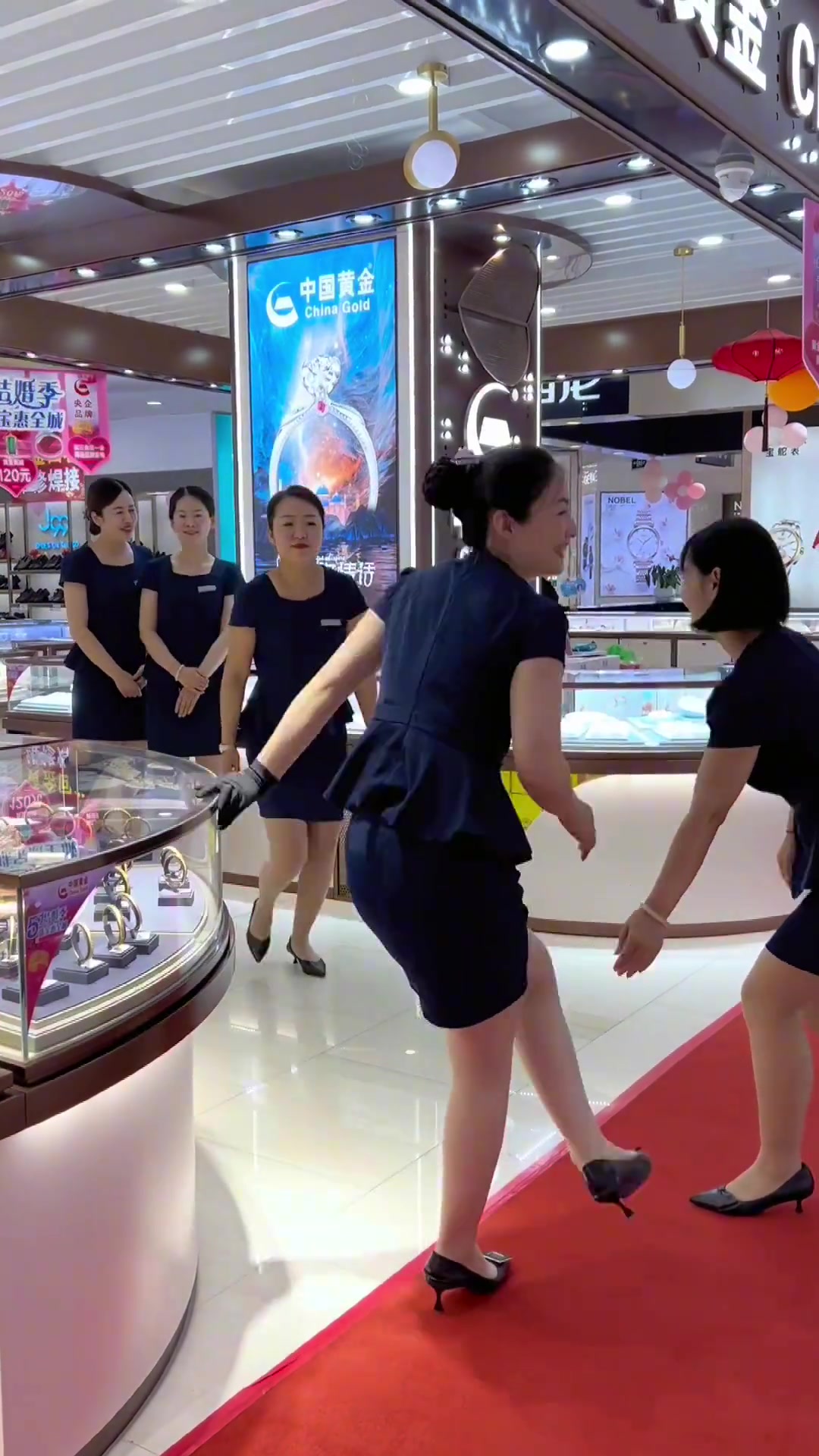 黄金店的柜员小姐姐们 可真会玩！