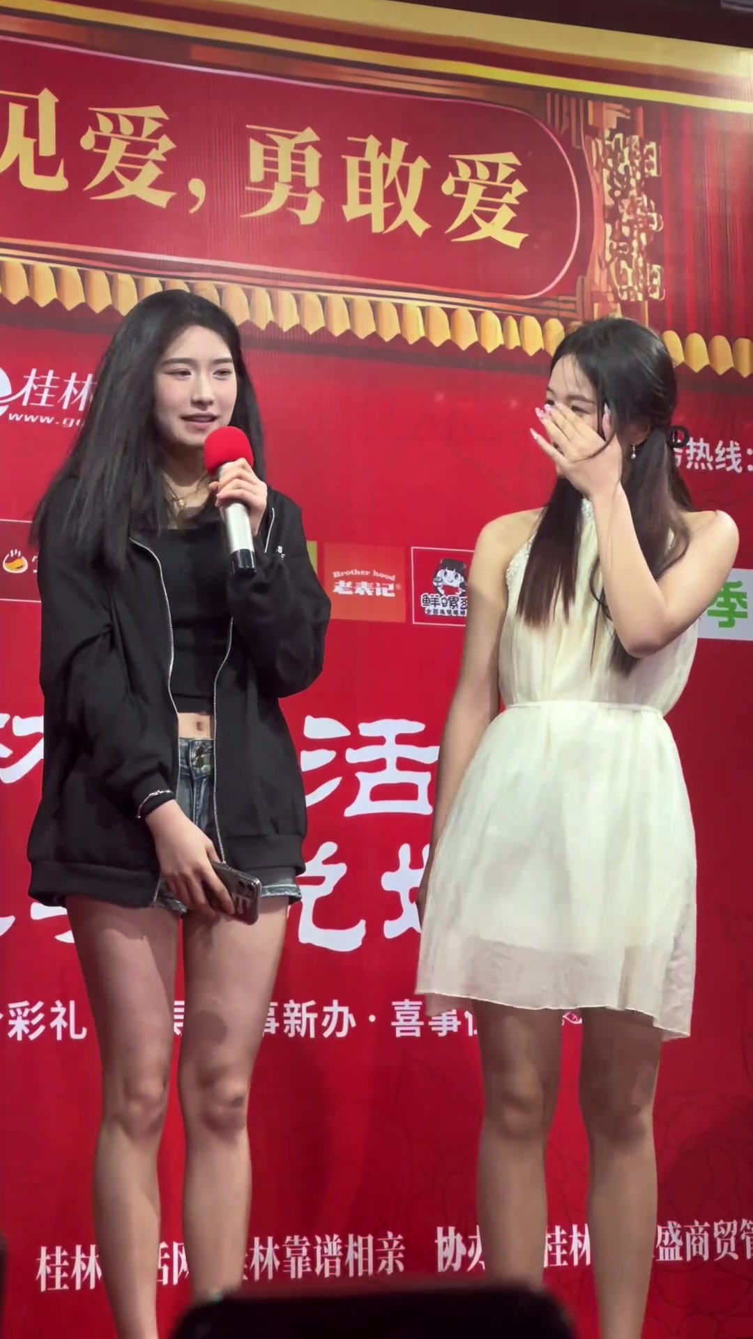 小姐姐这也太紧张了吧！吧友们听懂她说啥了吗？