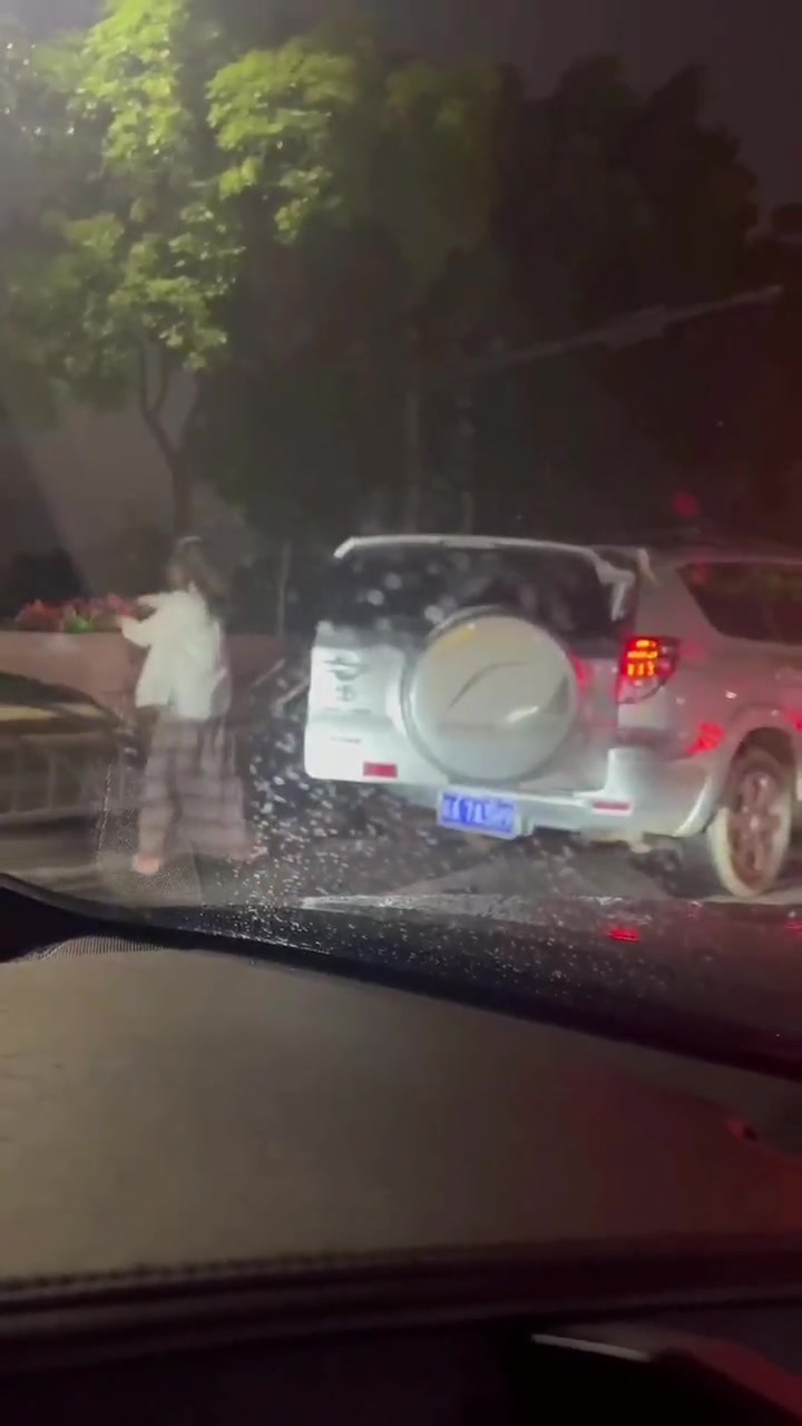 开着不差的车，竟干出这事！