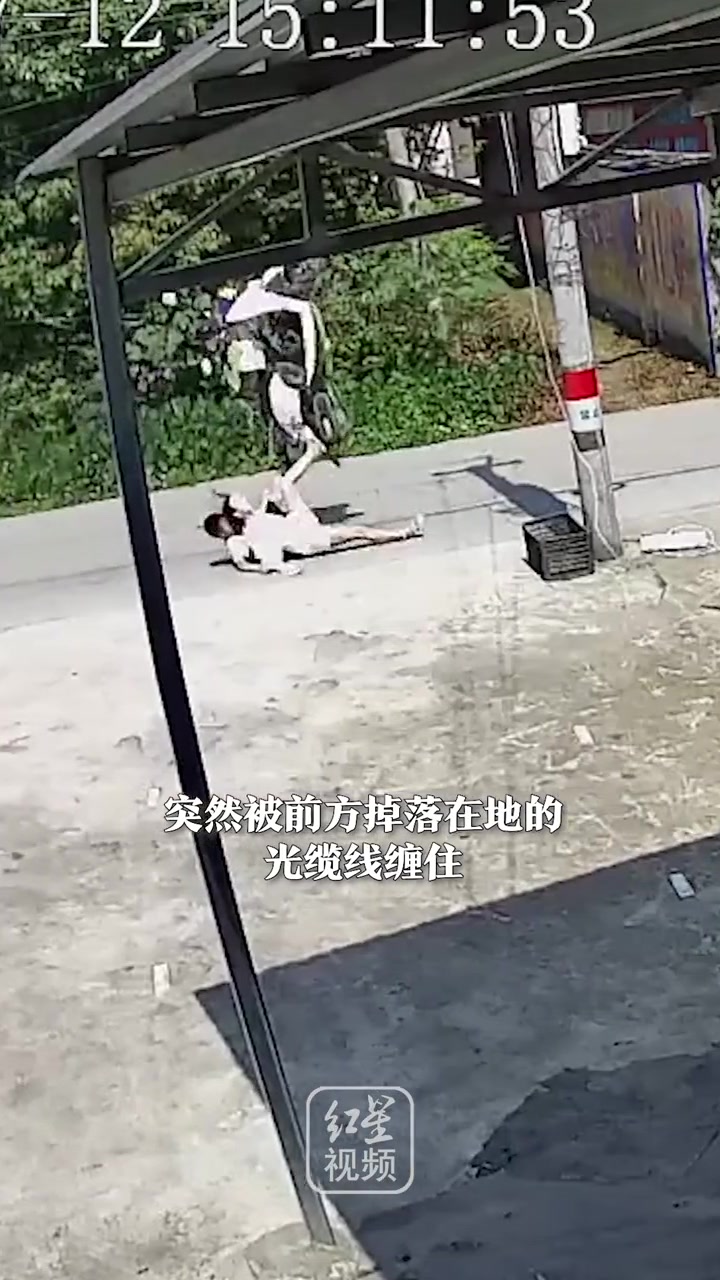 电动车被光缆线缠住瞬间被吊起 姐弟两人摔倒在地…