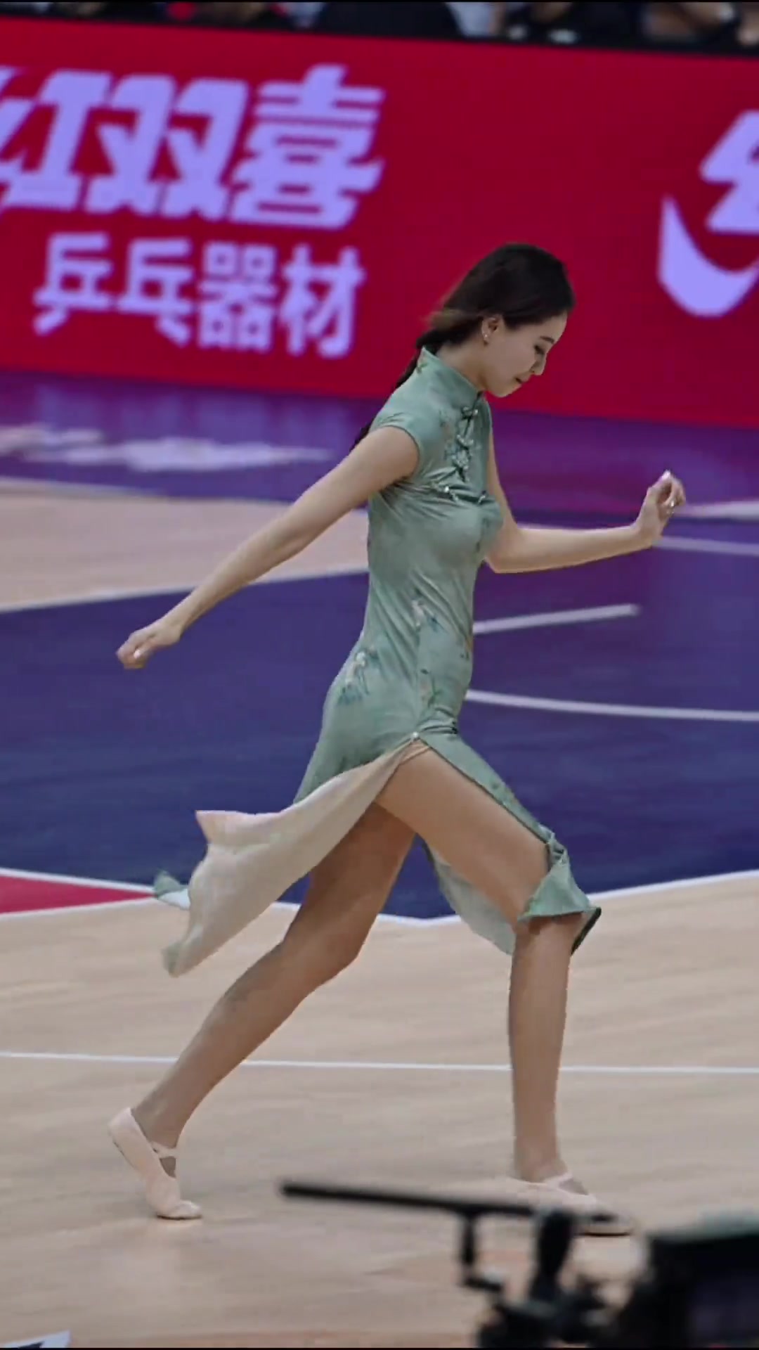 姑娘这腿 应该适合练田径...