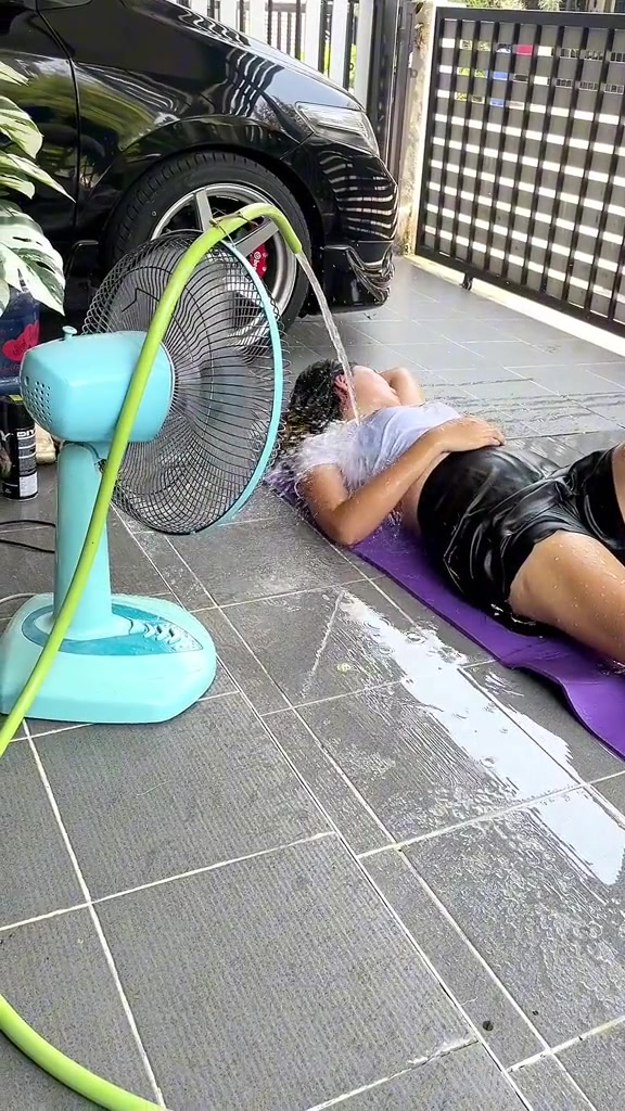 这是觉得太热了吗，风扇吹加水淋？！