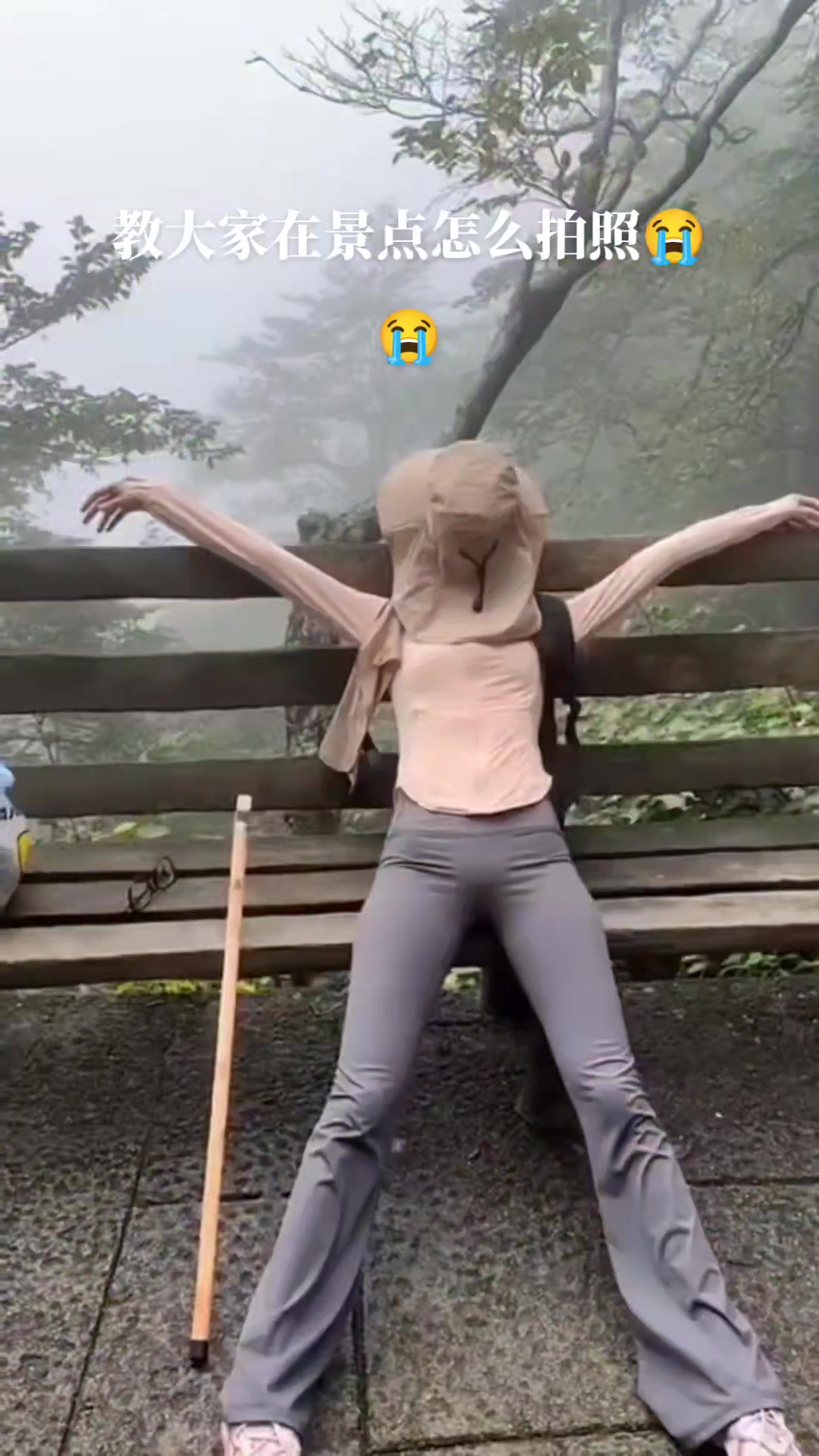 靓女的景区打卡方式挺别致呀