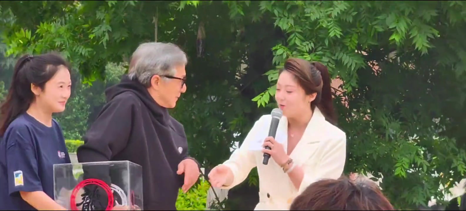 成龙签了二十本签名书，直言为什么变两本了？