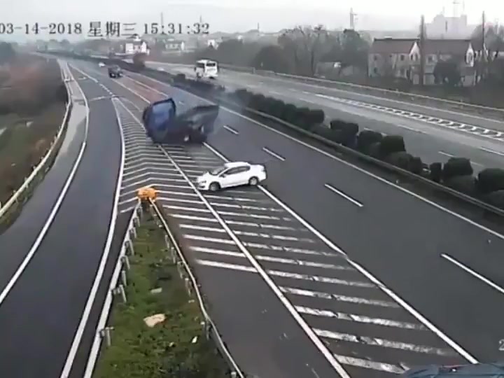 把高速路当自己家了？真害人