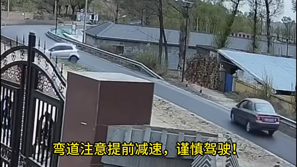 弯道还开这么快，给黑车吓回老家了