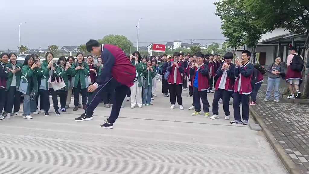 小兄弟，这个学校里是没有你在乎的人了吗