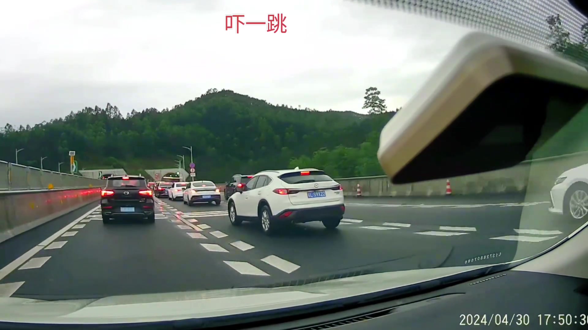 白车到跟前才刹车，早该点刹了啊