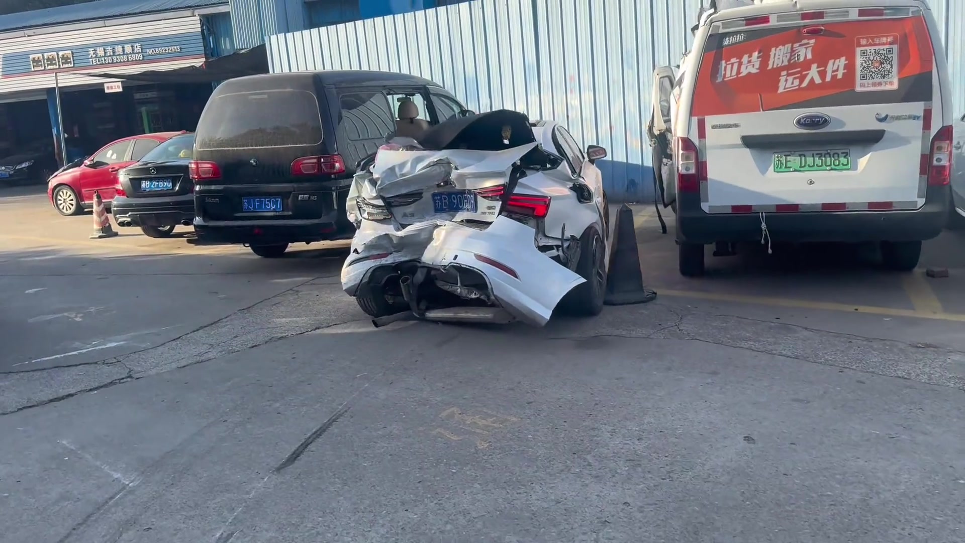 他还停到车位里，挺有礼貌