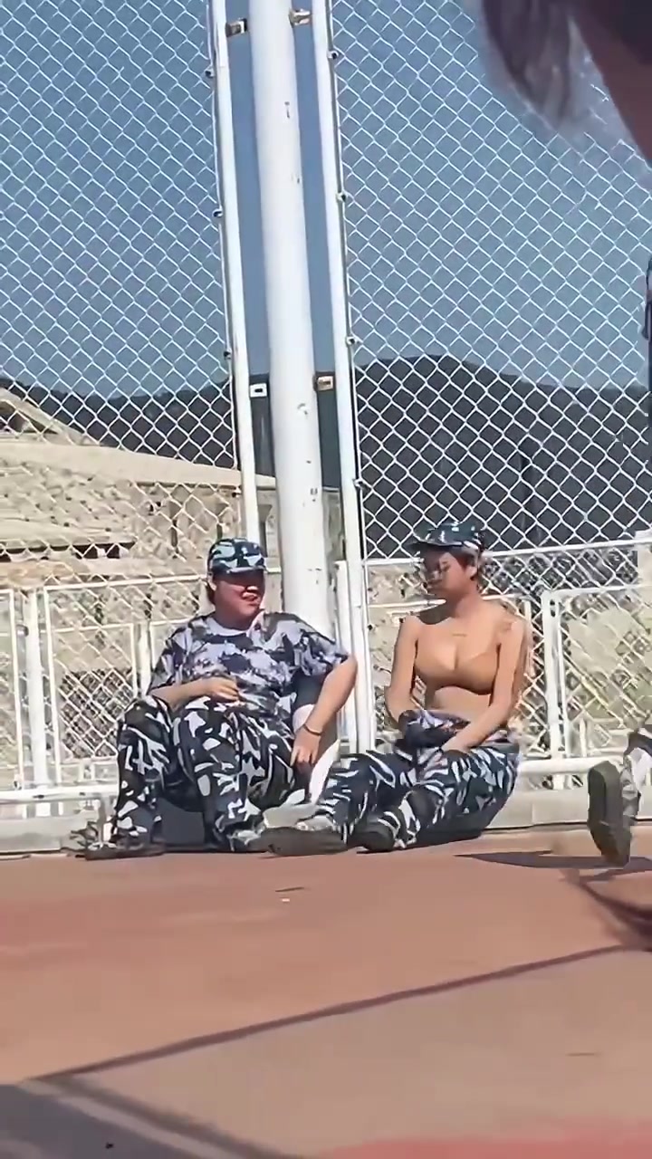 军训再热也不至于脱的只剩内衣吧