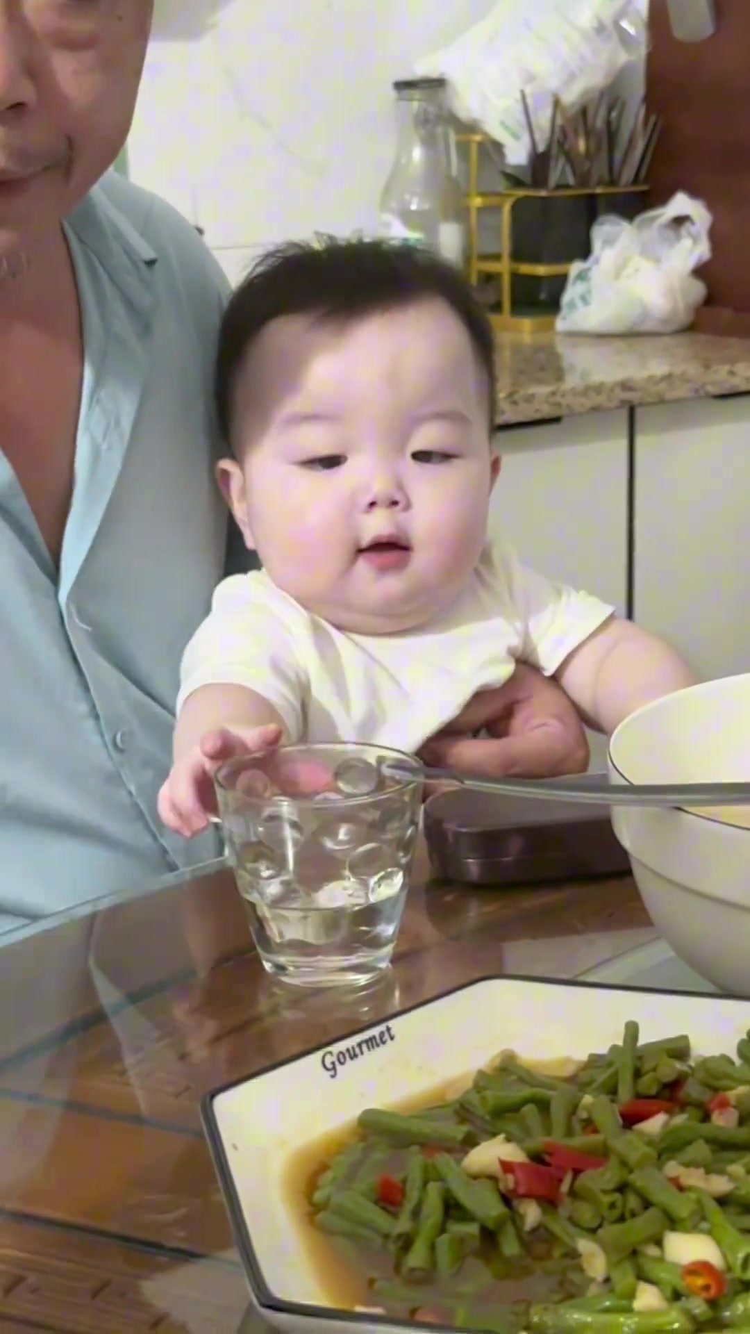 卖个萌就可以在爷爷怀里为所欲为