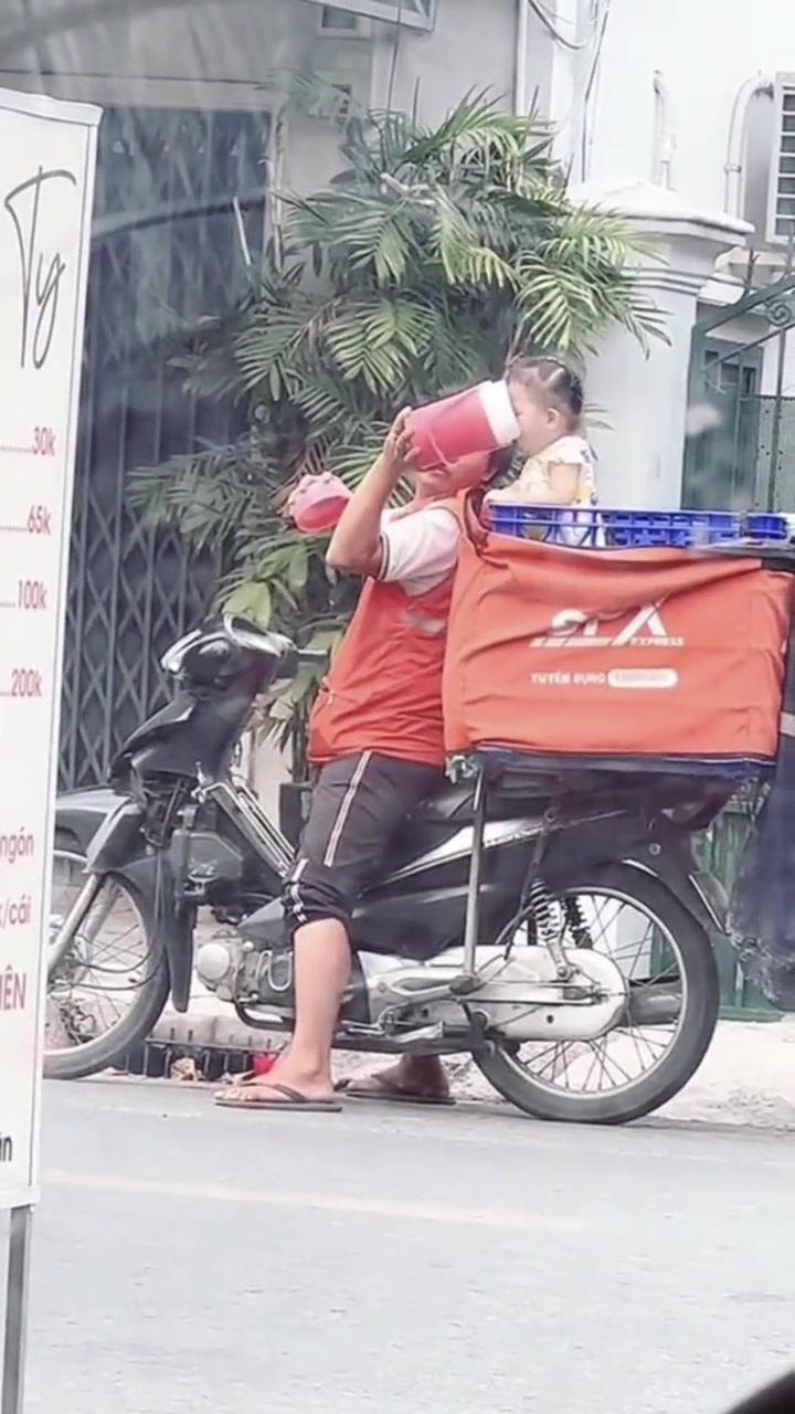 女儿不怕苦 只想跟着父亲 父亲不觉得苦 只想带着女儿