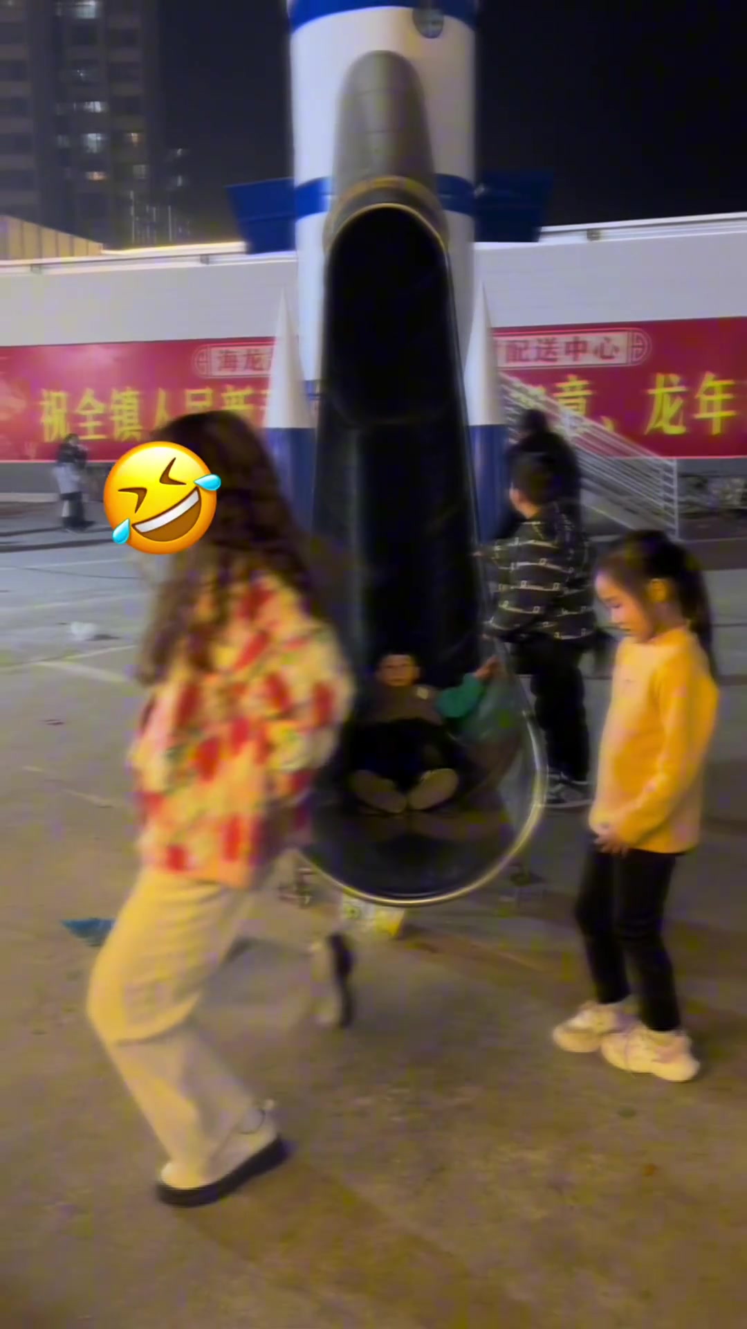 小孩哥：阿姨对不起踢到你了