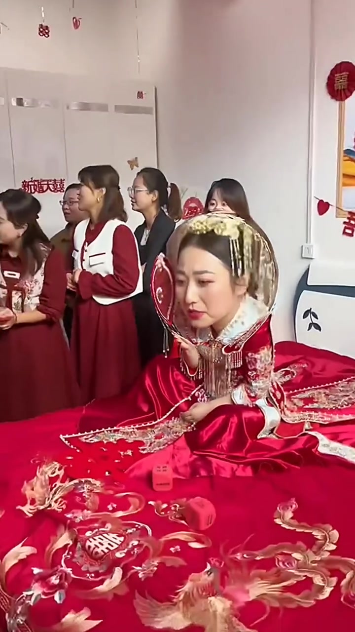 新娘猛使眼色，新郎表示看不懂看不懂