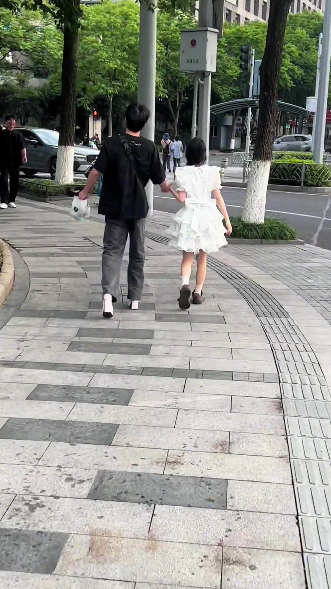 哥们要扭成老嫂子了