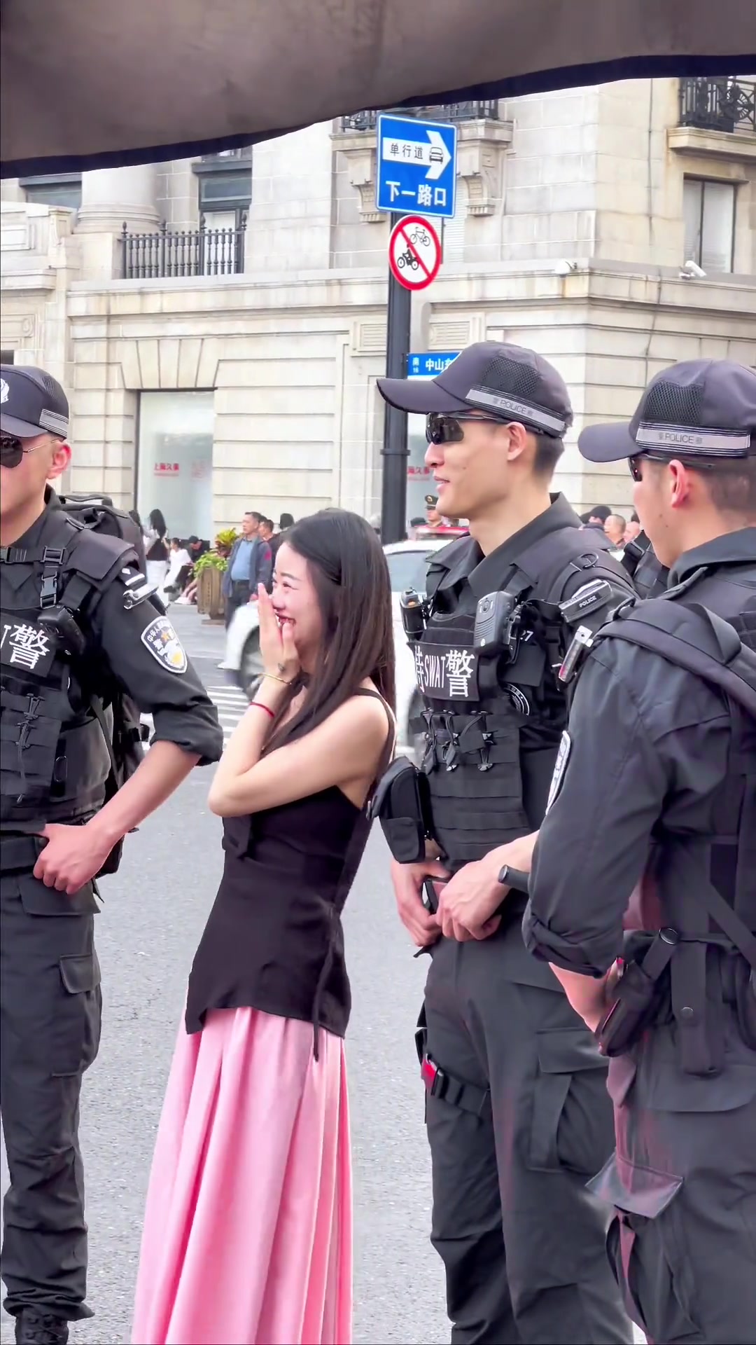 外滩警官颜值太高，小姐姐忍不住凑上去...