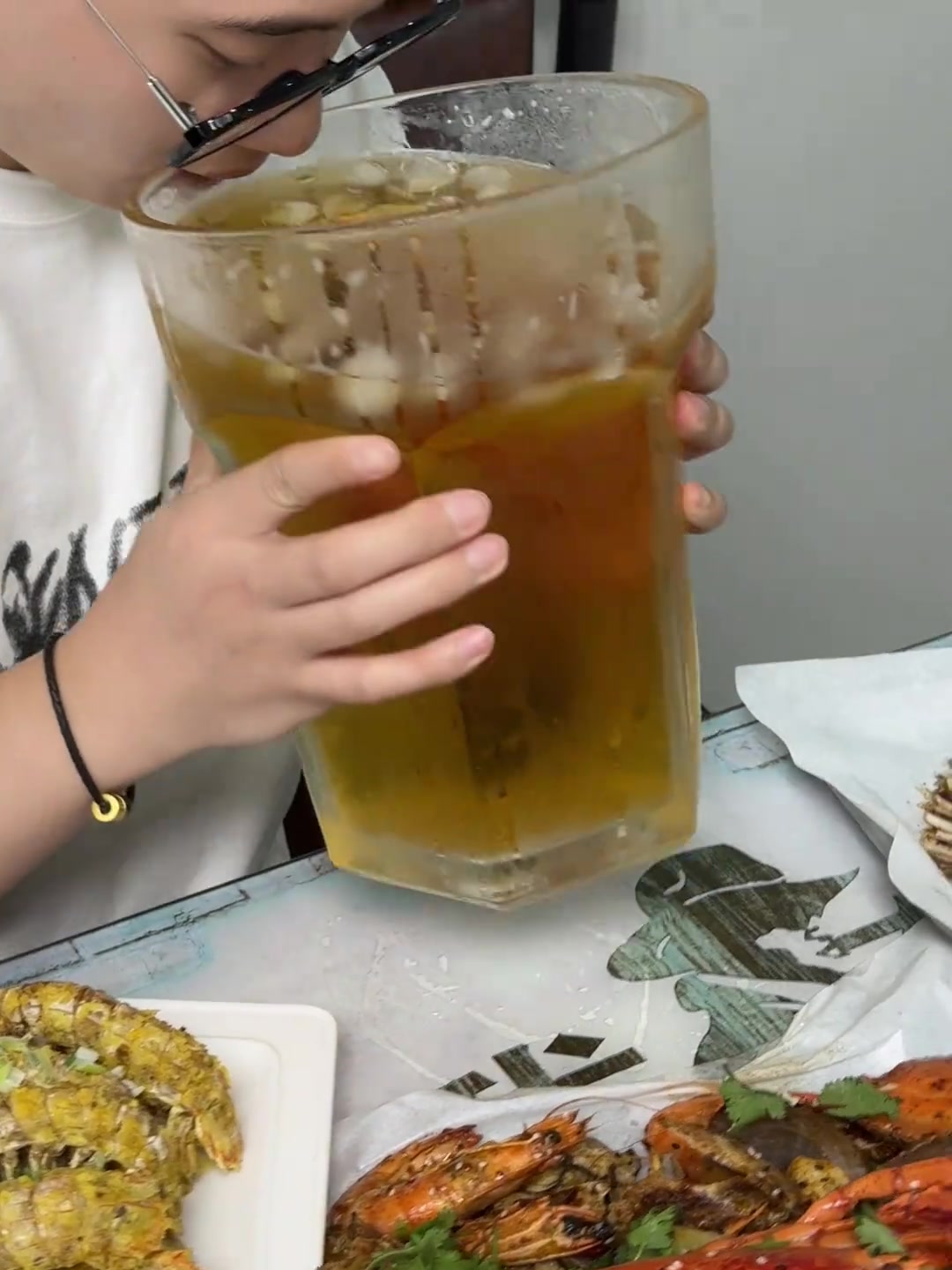 山东人这样炫啤酒，我看着真的怕...