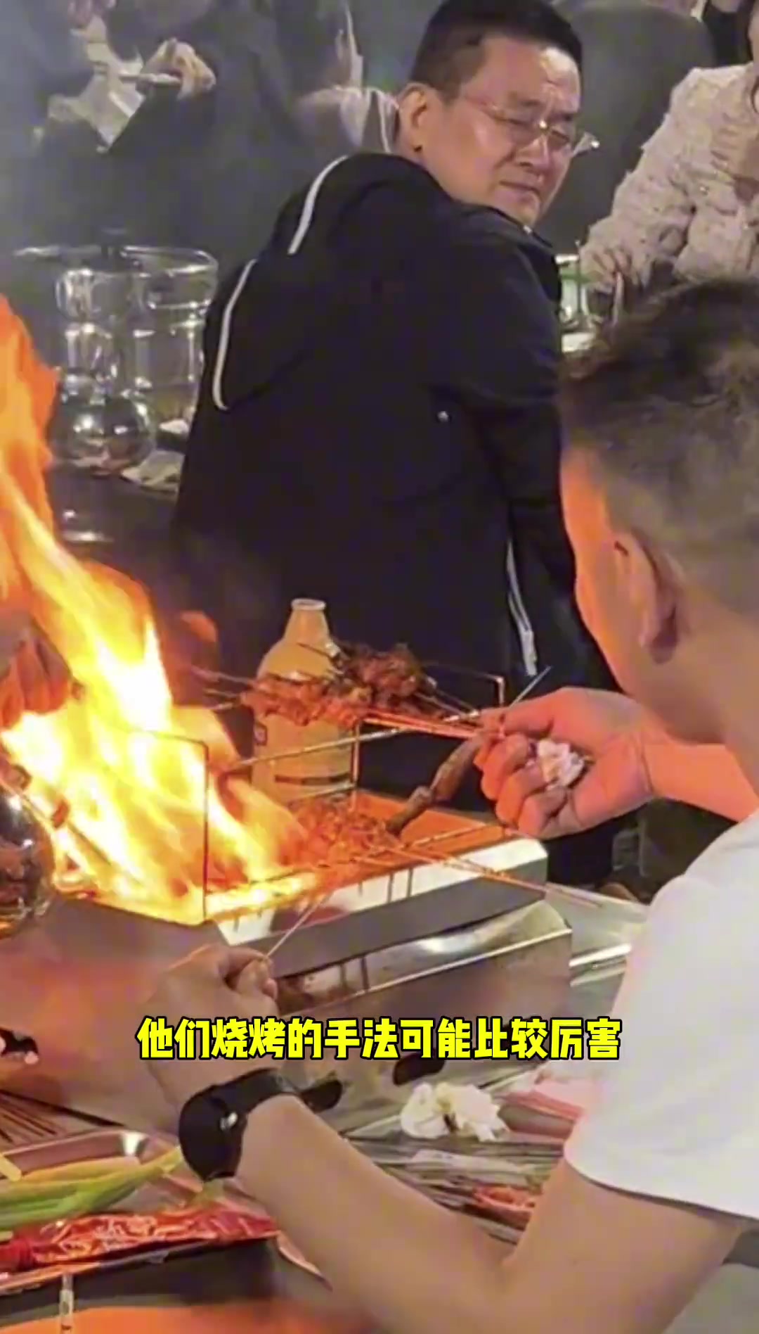 男子去吃烧烤碰上隔壁桌大叔的“正宗烧烤”