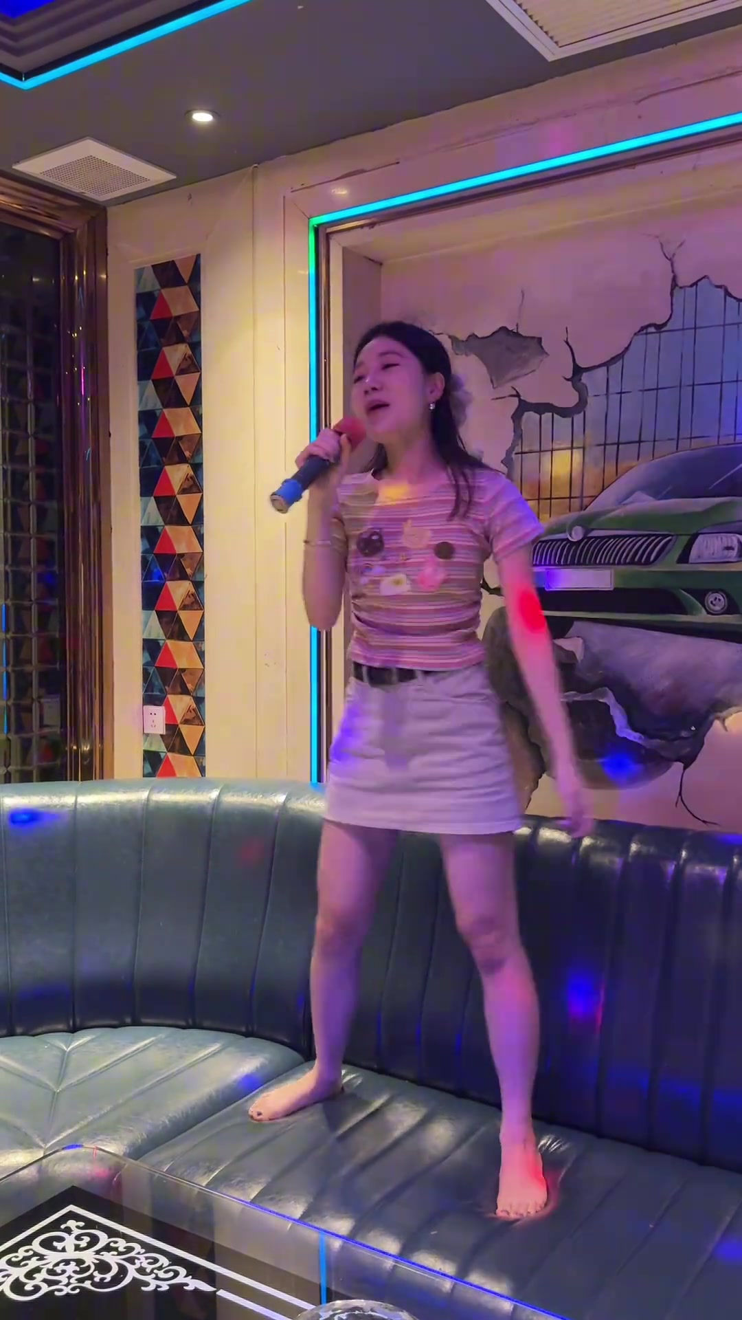 我怀疑自己是不是没和女孩子去过KTV...
