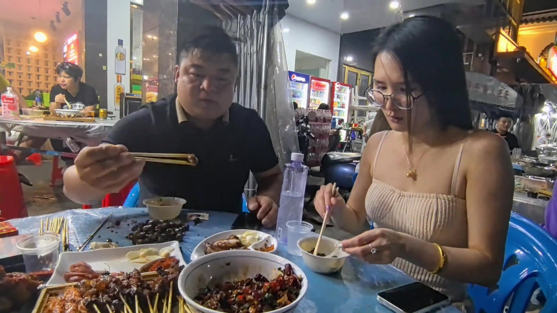 绝对纯进口！男人竟直接把嗦螺吸出来给老婆吃