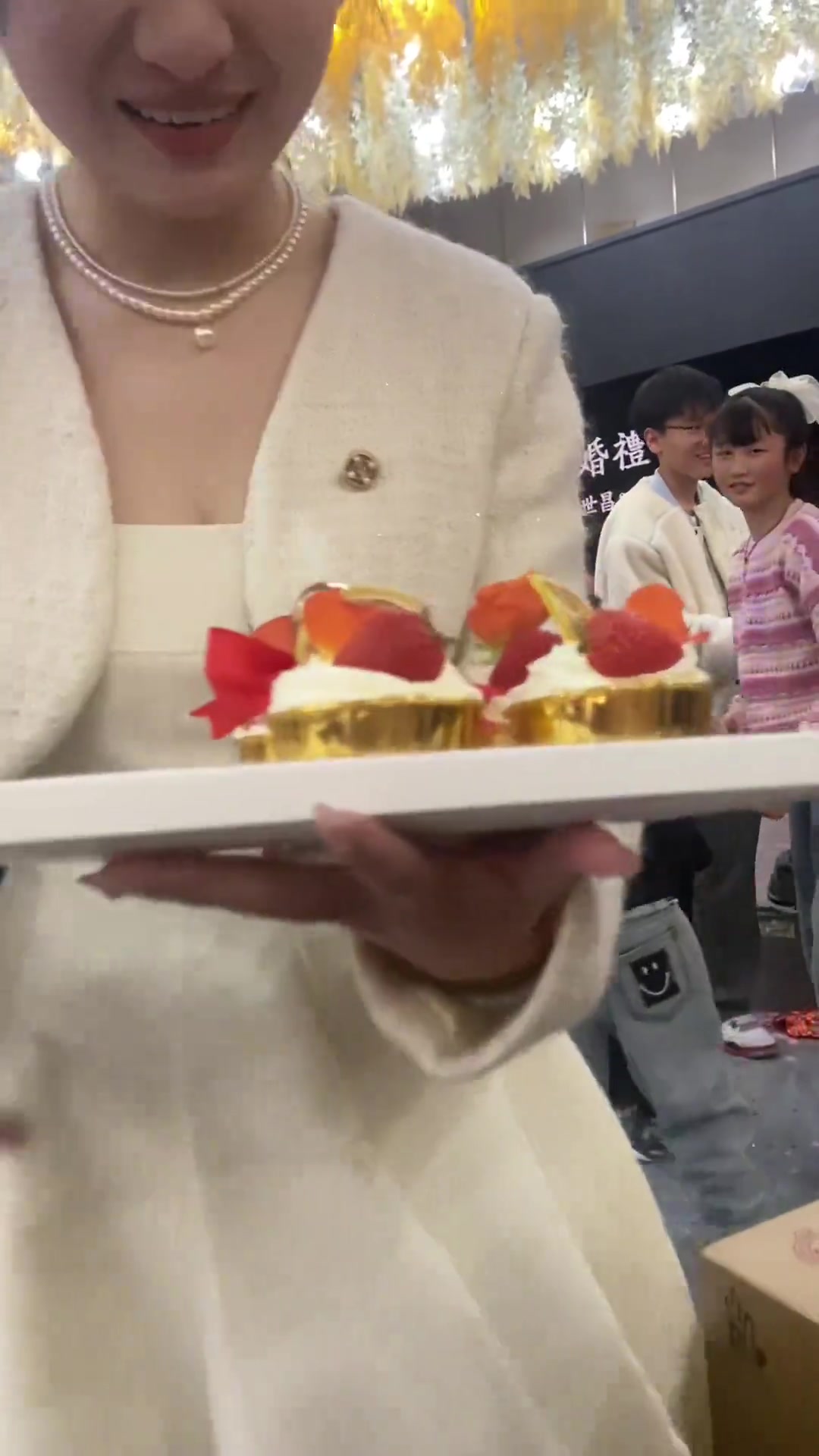 小孩哥想的有点多 这个小蛋糕吃的真不容易