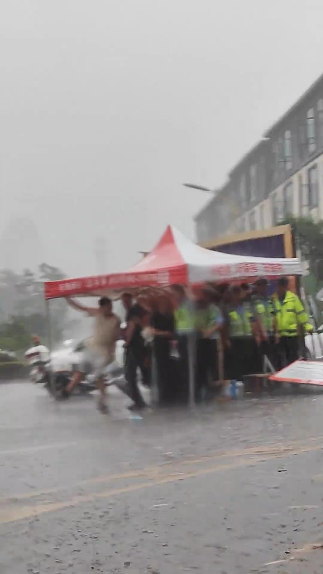 还有个人居然还在冲鞋子 真不把雨当成一回事啊