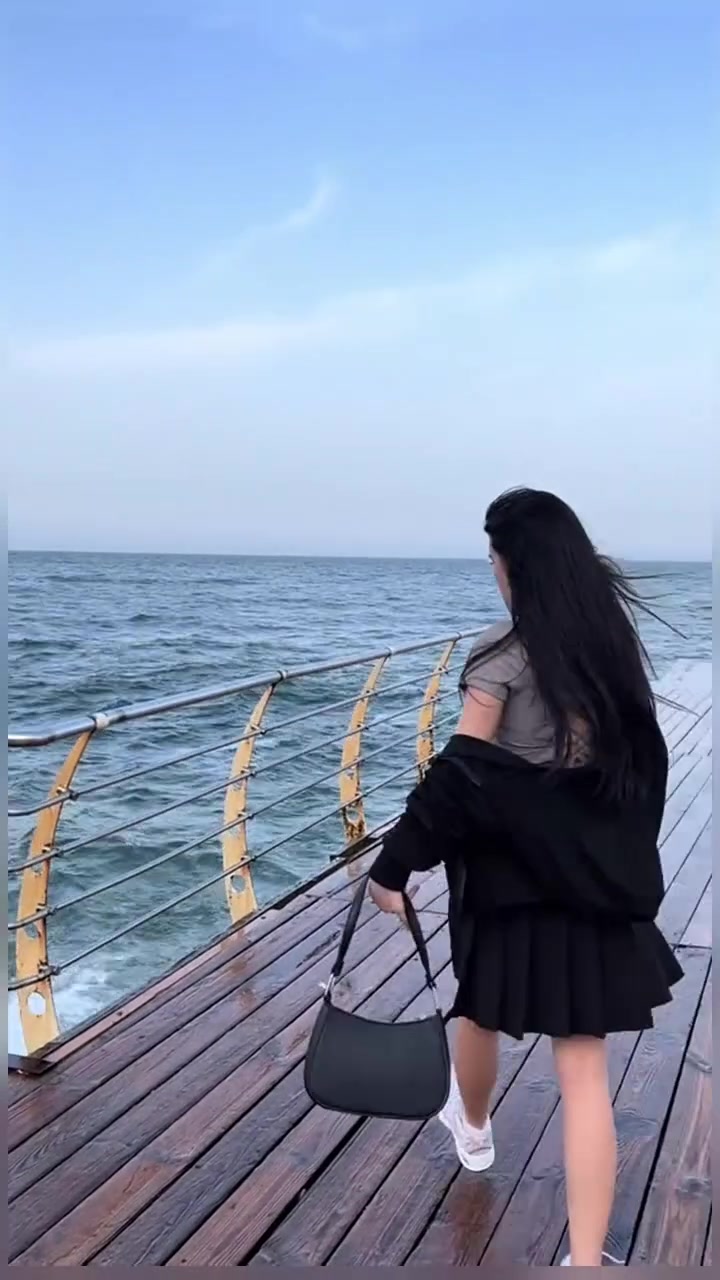 人家是去看海 她是去洗澡