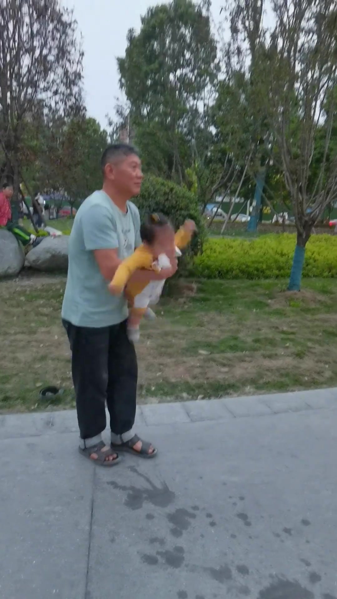 不会走路小孩的才艺展示 路人都笑发财了