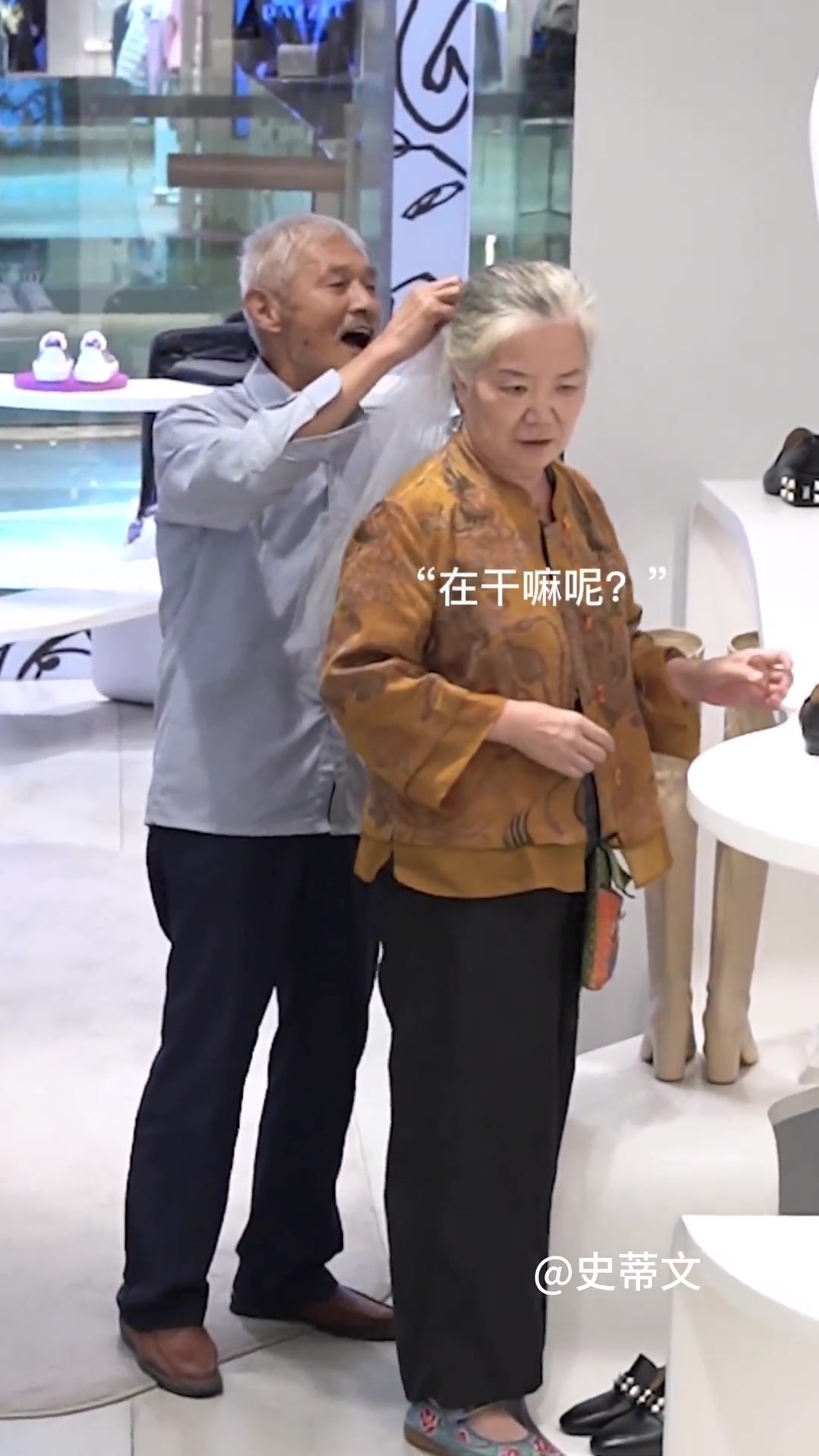 他明明佝偻着身子，但又高大到能做她的大树