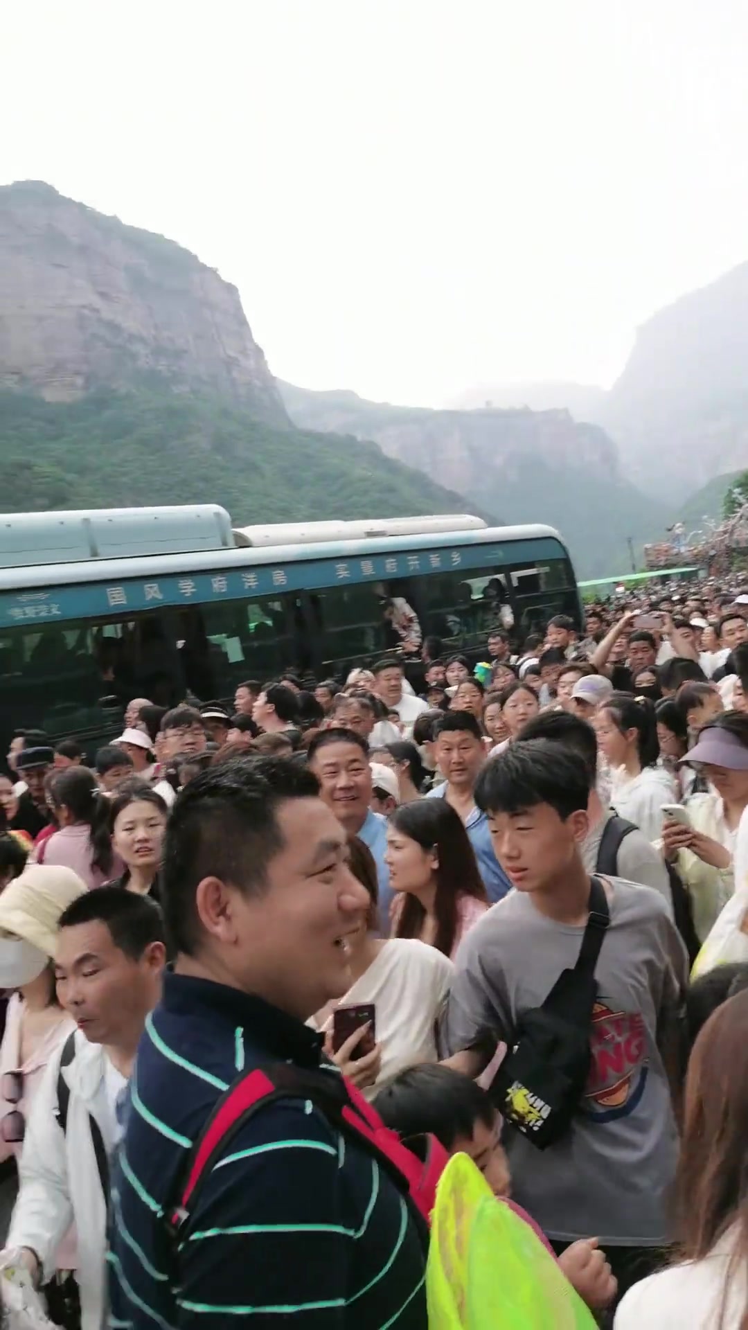 太恐怖了！河南宝泉崖 几万人下不了山了！