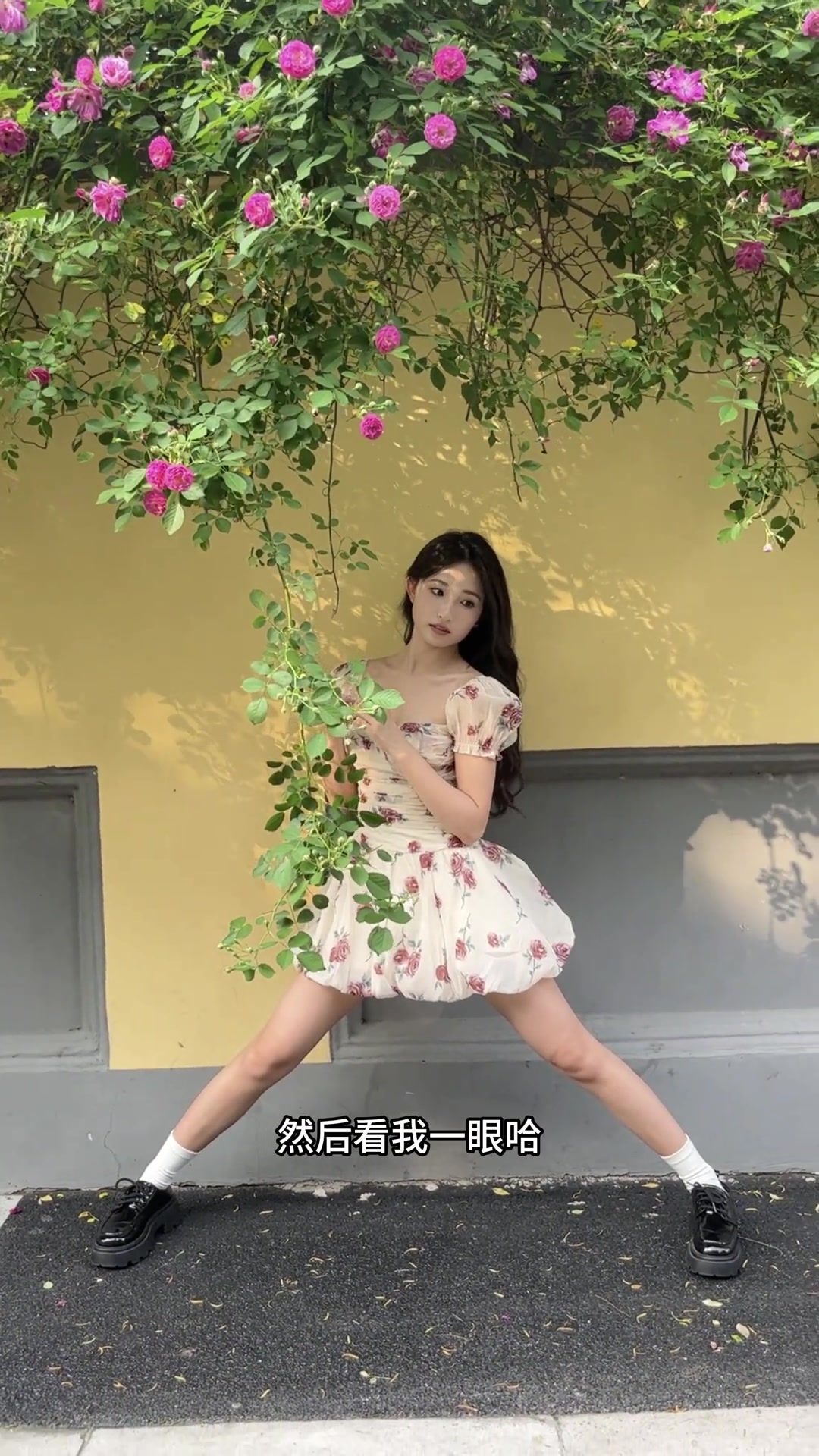 现在的女生想要拍点好看照片，还得会劈叉？